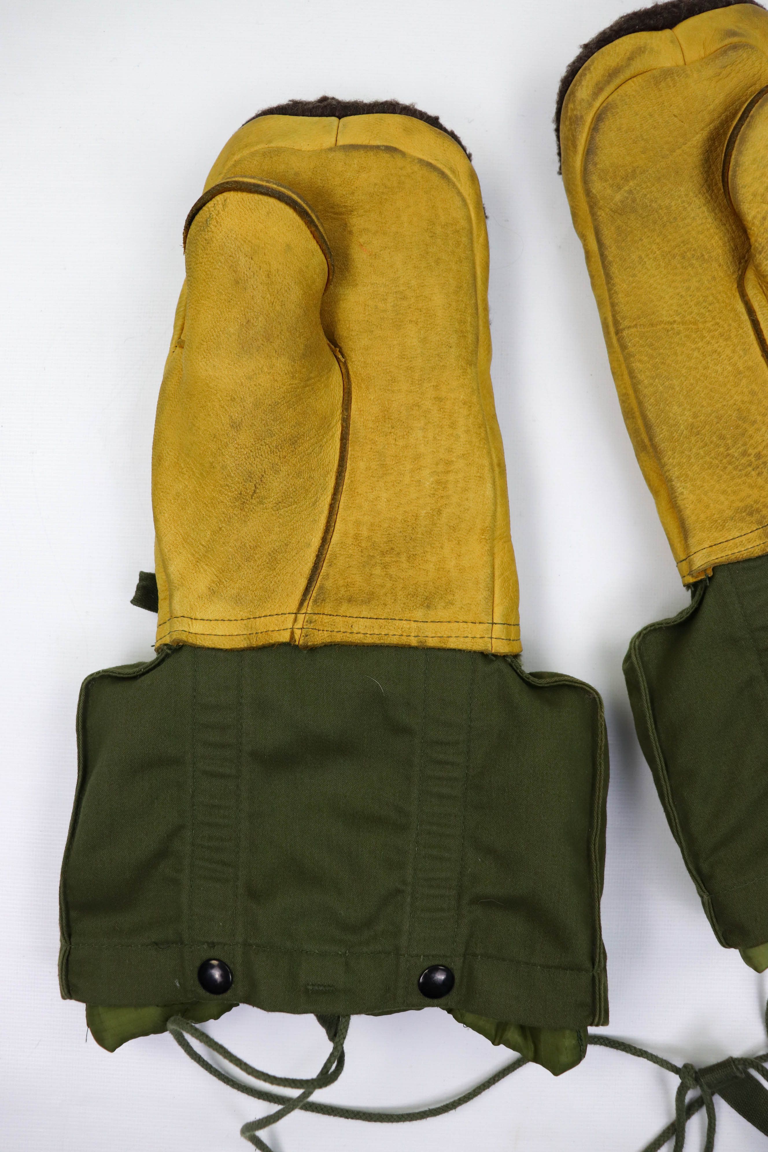 Vintage Vintage Mitten Set Arctic Extreme Cold Weather Khaki Gloves Size ONE SIZE - 11 Thumbnail