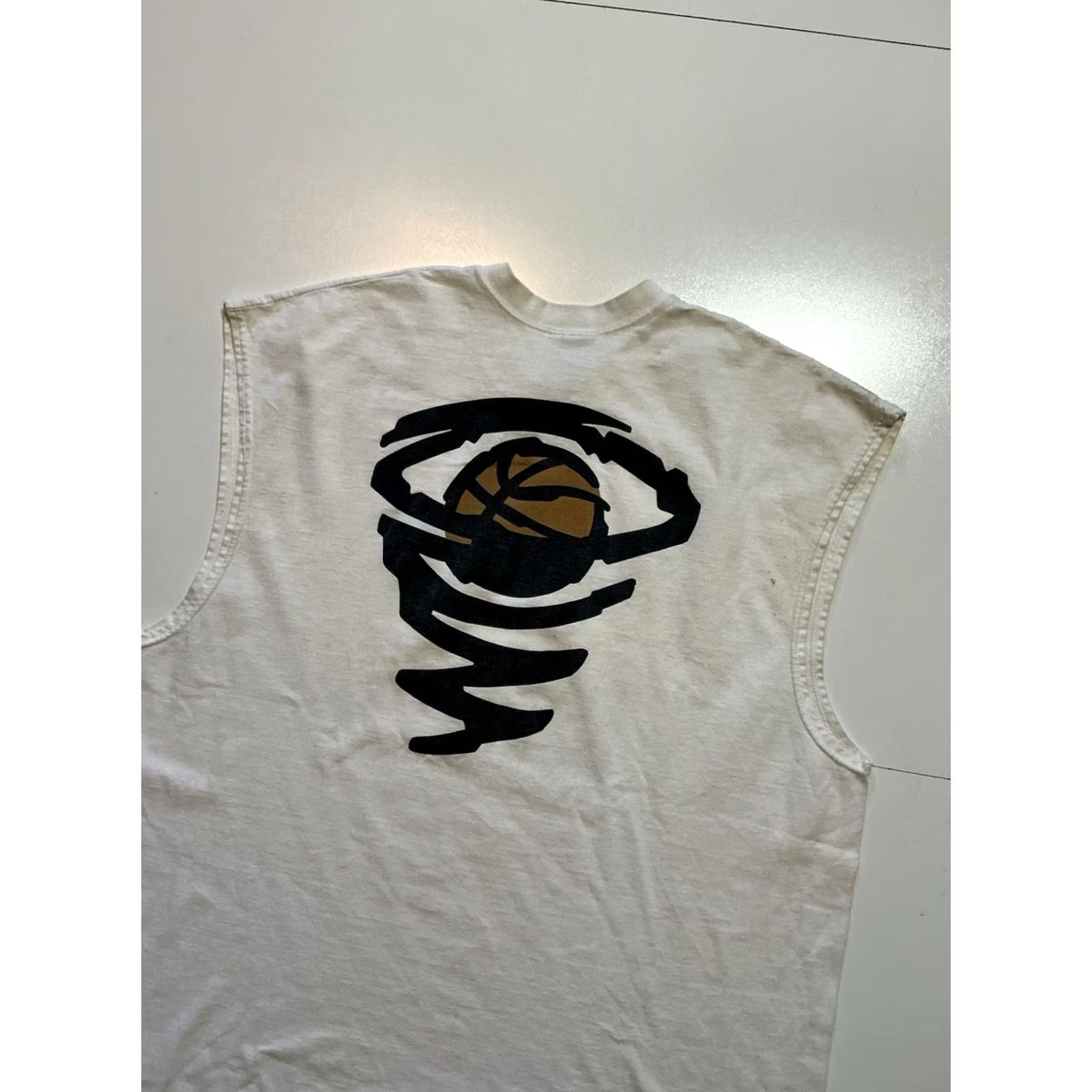 Nike VINTAGE Nike Basketball Tornado Twist Swoosh Graphic Tank Top T-Shirt XXL White 90s Mens Shirts Size US XXL / EU 58 / 5 - 5 Thumbnail