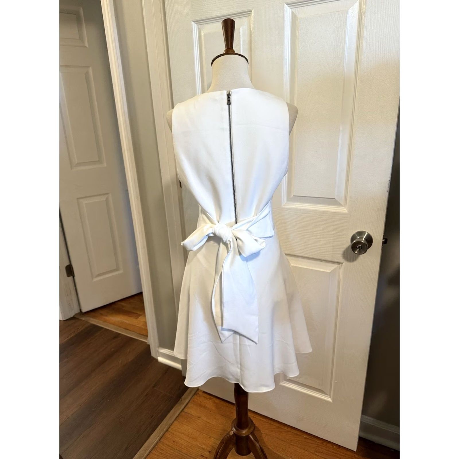 Alice + Olivia Alice + Olivia Dress White Mini 6 Tie Back Flare Women's Small Short Dress - Size 6, Regular, Tie Closure, White, Mini Dress, Women's Fashion Size M / US 6-8 / IT 42-44 - 6 Thumbnail
