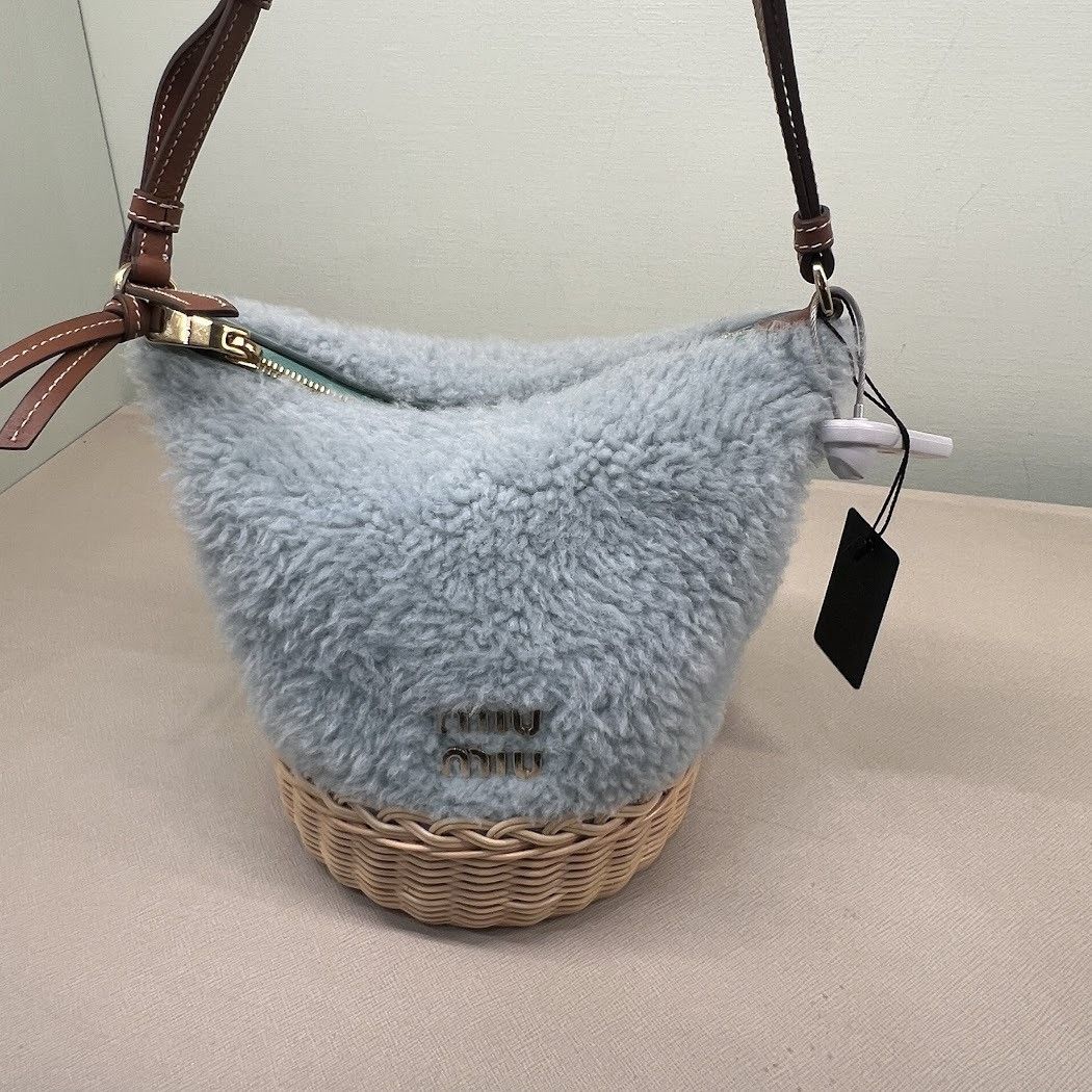 Miu Miu o1mt1gz0926 Size: OS / Shearling Wicker Basket Shoulder Bag Size ONE SIZE - 1 Thumbnail