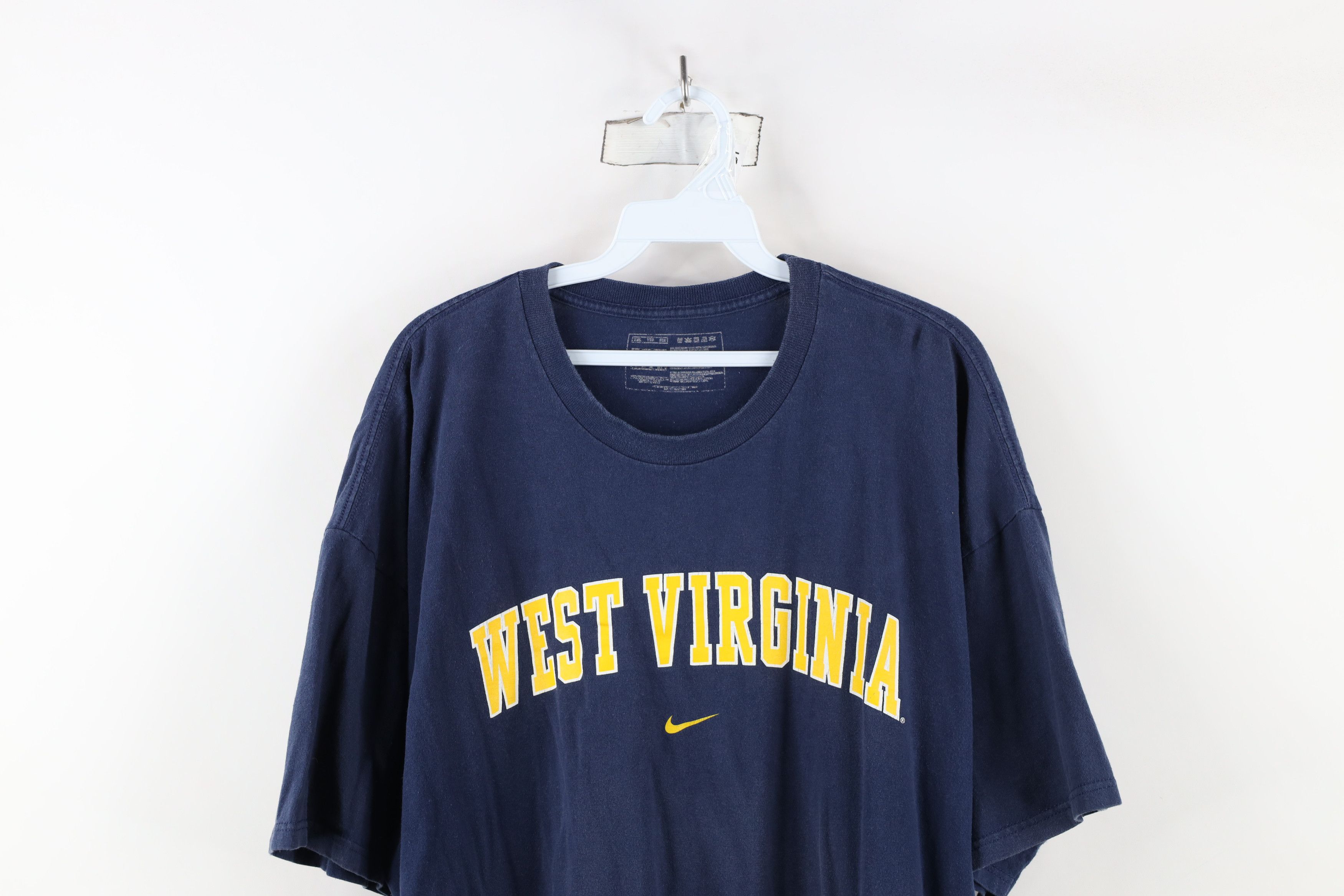 Nike × Vintage Vintage Nike Center Swoosh West Virginia University T-Shirt Size US XXL / EU 58 / 5 - 2 Thumbnail