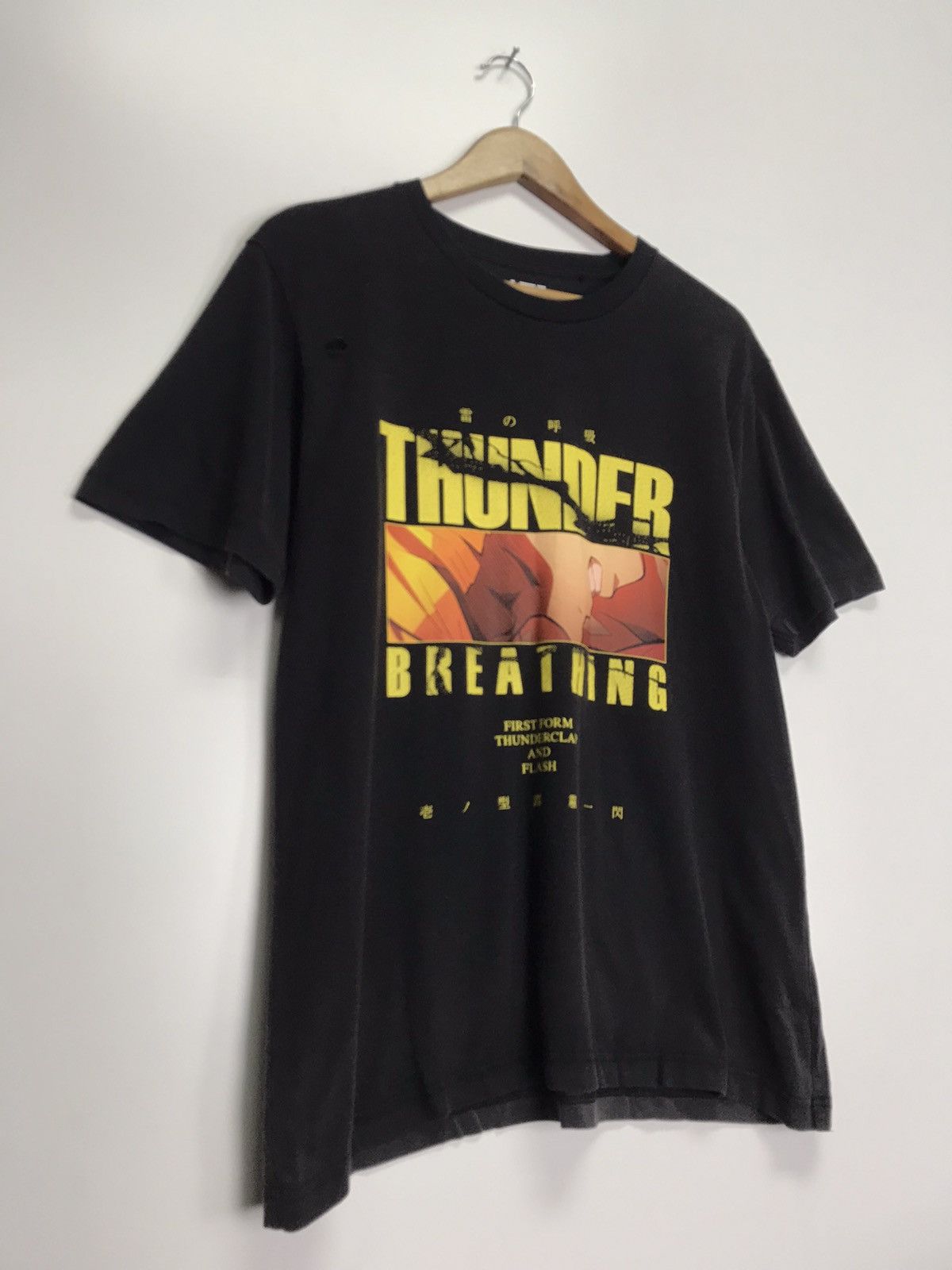 Uniqlo Uniqlo Thunder Breathing movie tee Size US L / EU 52-54 / 3 - 4 Thumbnail