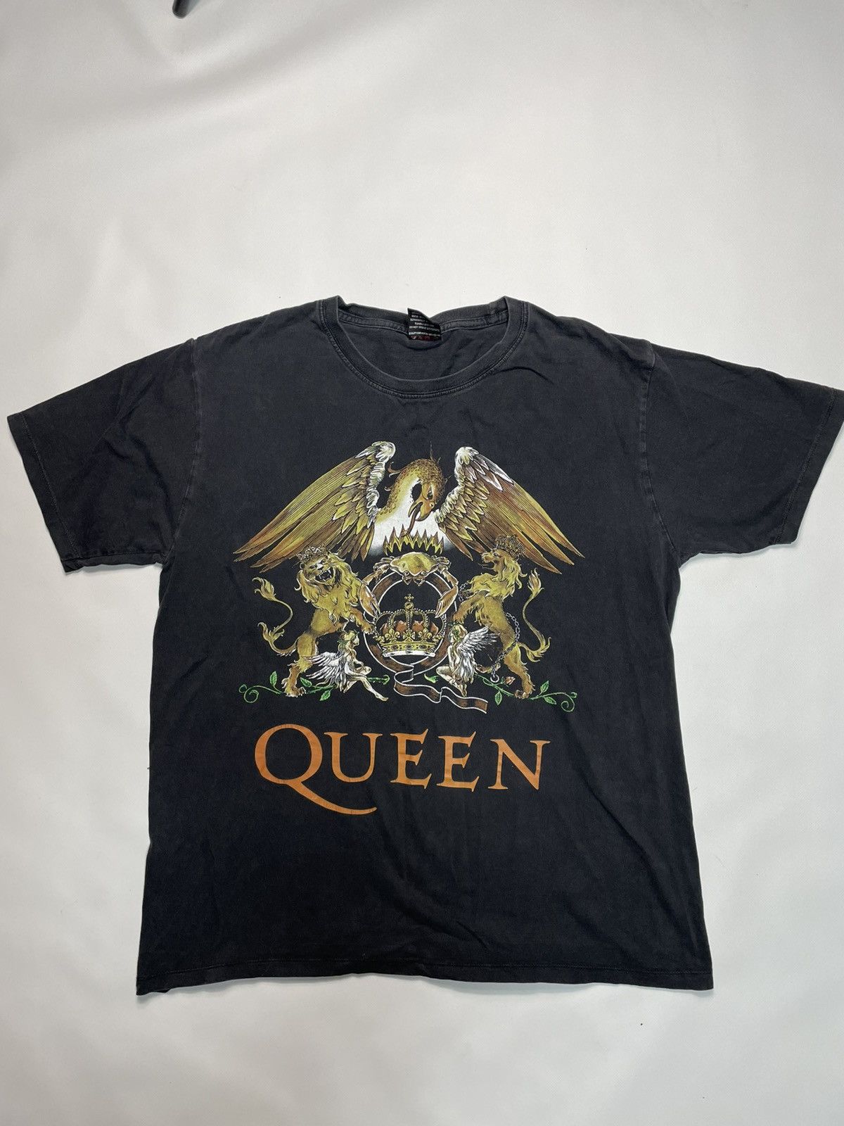Band Tees Queen Classic Crest Logo Band T-Shirt Black Size XL Size US XL / EU 56 / 4 - 1 Thumbnail