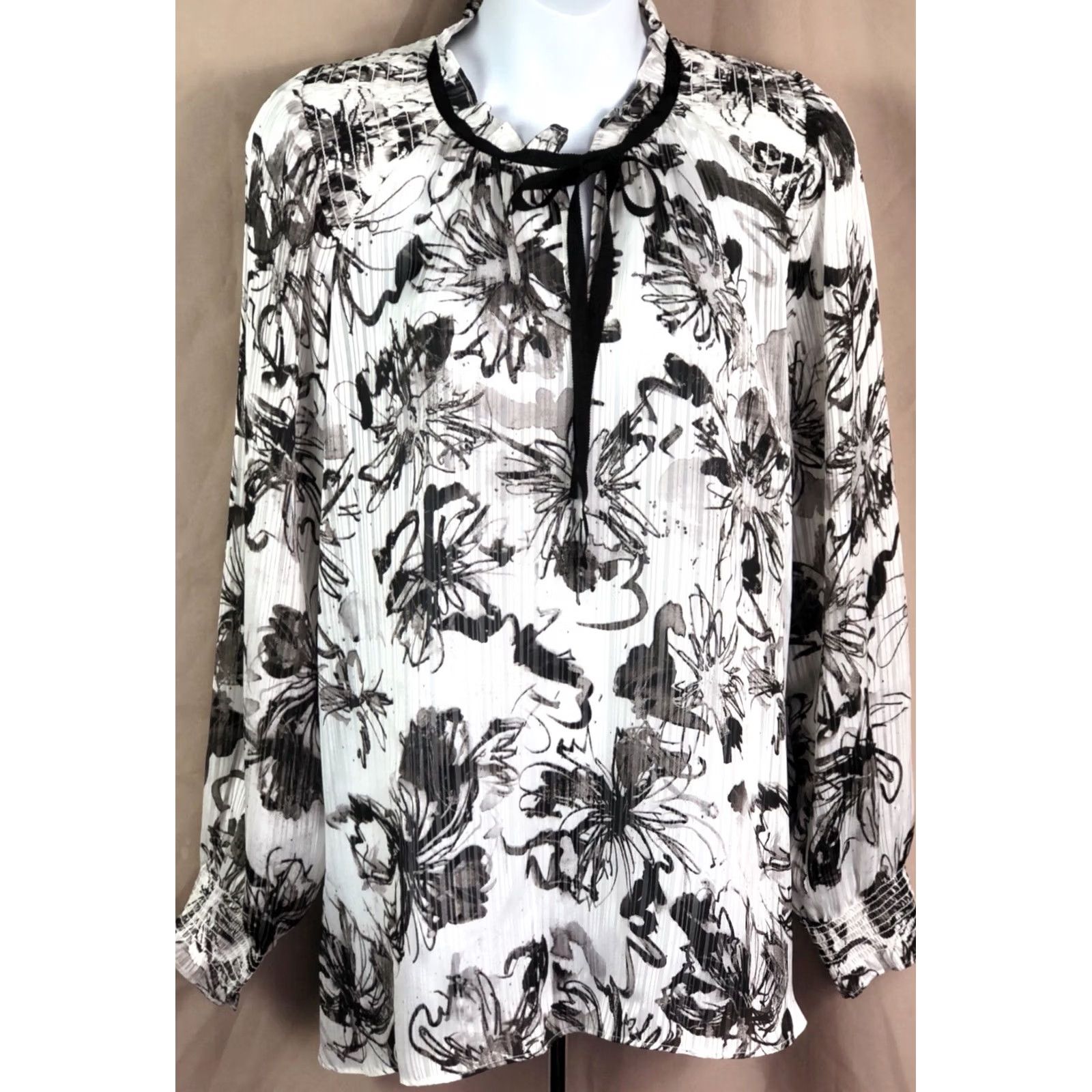 Vera Wang Vera Wang Blouse Shirt Floral Keyhole Bow Ruffles Long Sleeve Ivory Black XL Women’s/Adult Size XL / US 12-14 / IT 48-50 - 2 Thumbnail