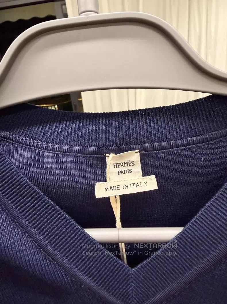 Hermes Hermes V-Neck Subtle Patterned Silk Long Sleeve - Silk Size S / US 4 / IT 40 - 2 Thumbnail
