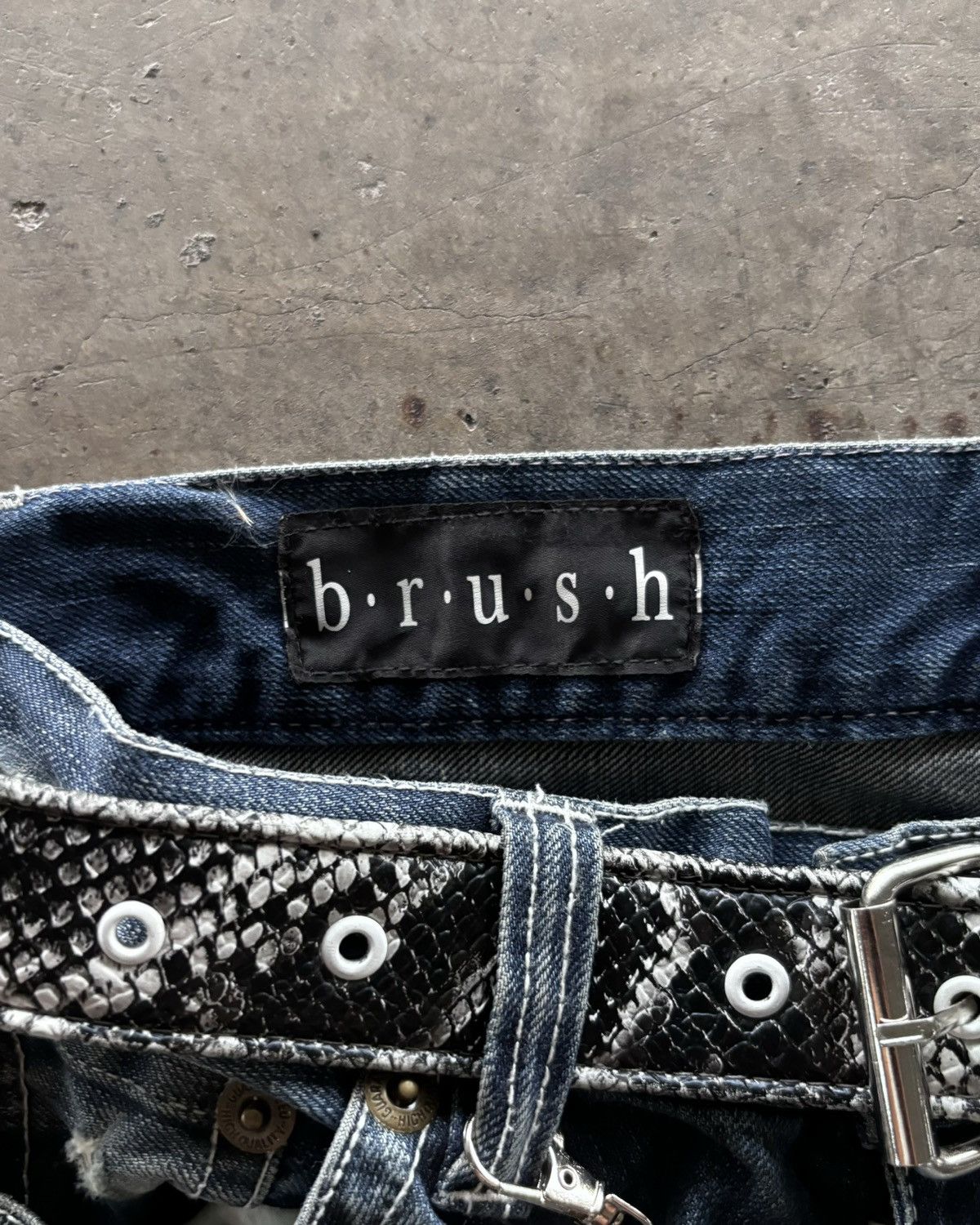 If Six Was Nine × Japanese Brand × Le Grande Bleu (L.G.B.) 2000s B.r.u.s.h Distressed Blue Denim Jeans Size US 30 / EU 46 - 5 Thumbnail