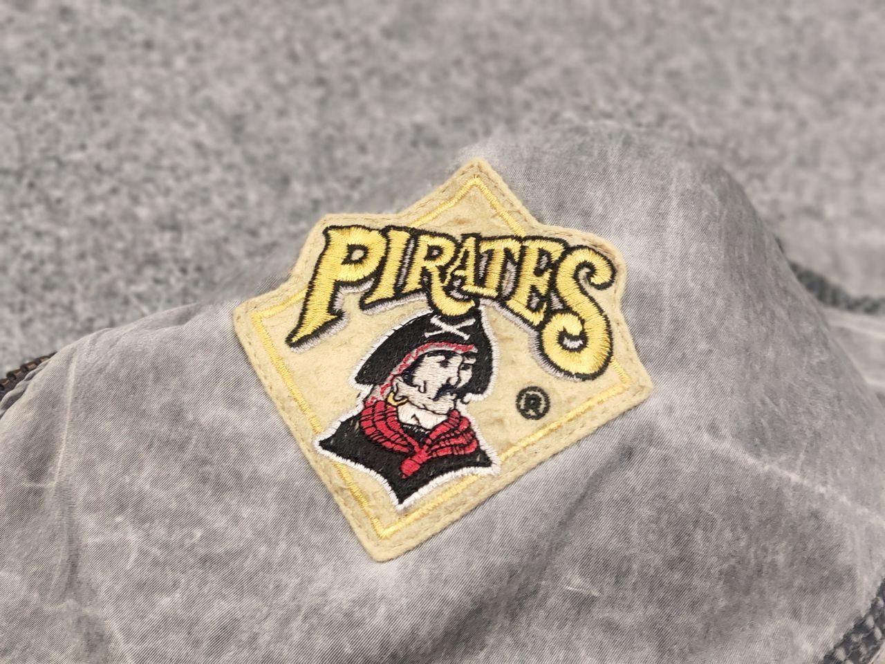 MLB Vintage 90's Pittsburgh Pirates Embroidered bomber Jacket Size US L / EU 52-54 / 3 - 22 Thumbnail