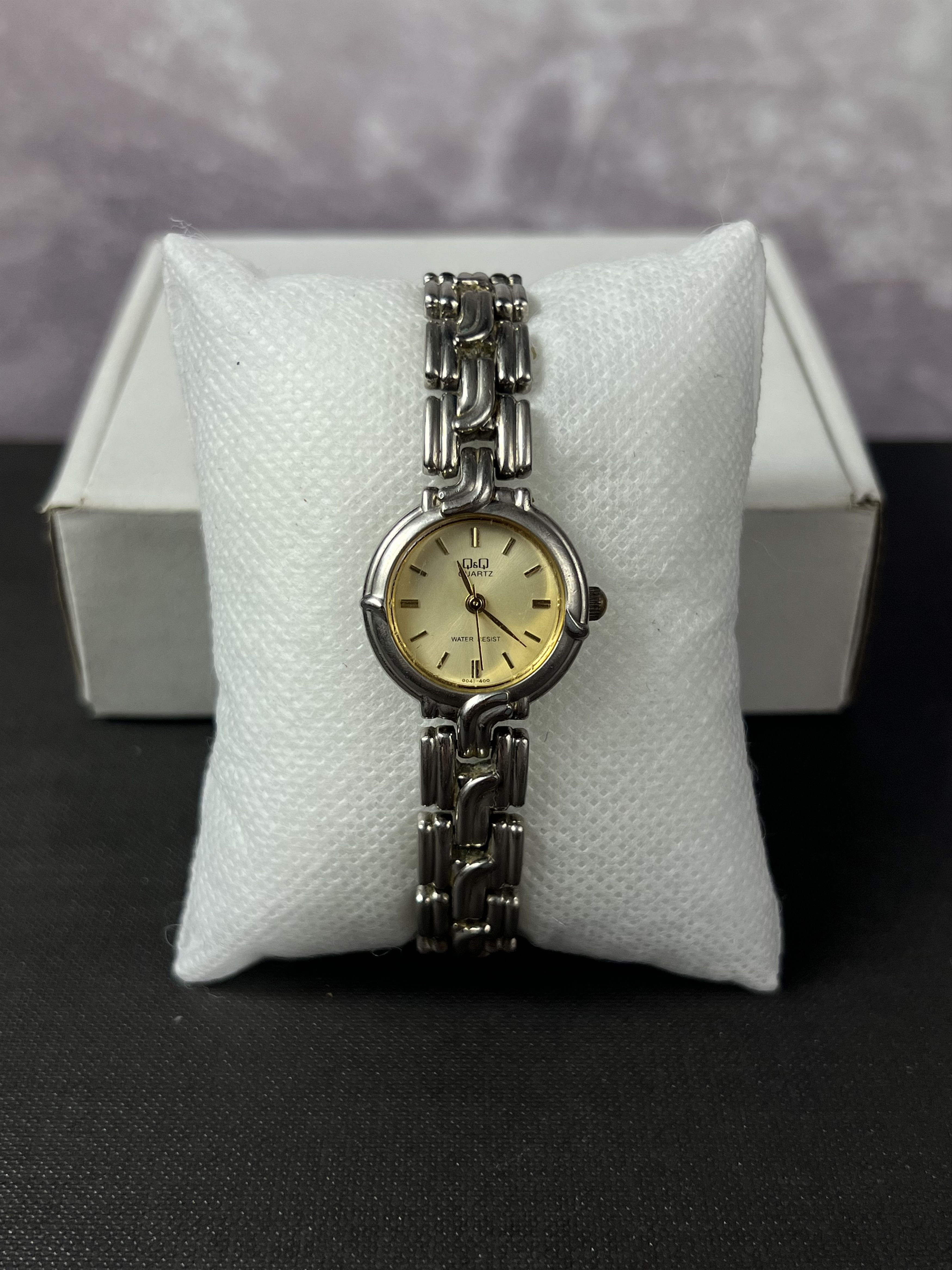 Vintage Futuristic Minimalistic Q&Q Japanese Style Bracelet Watch Size ONE SIZE - 1 Thumbnail