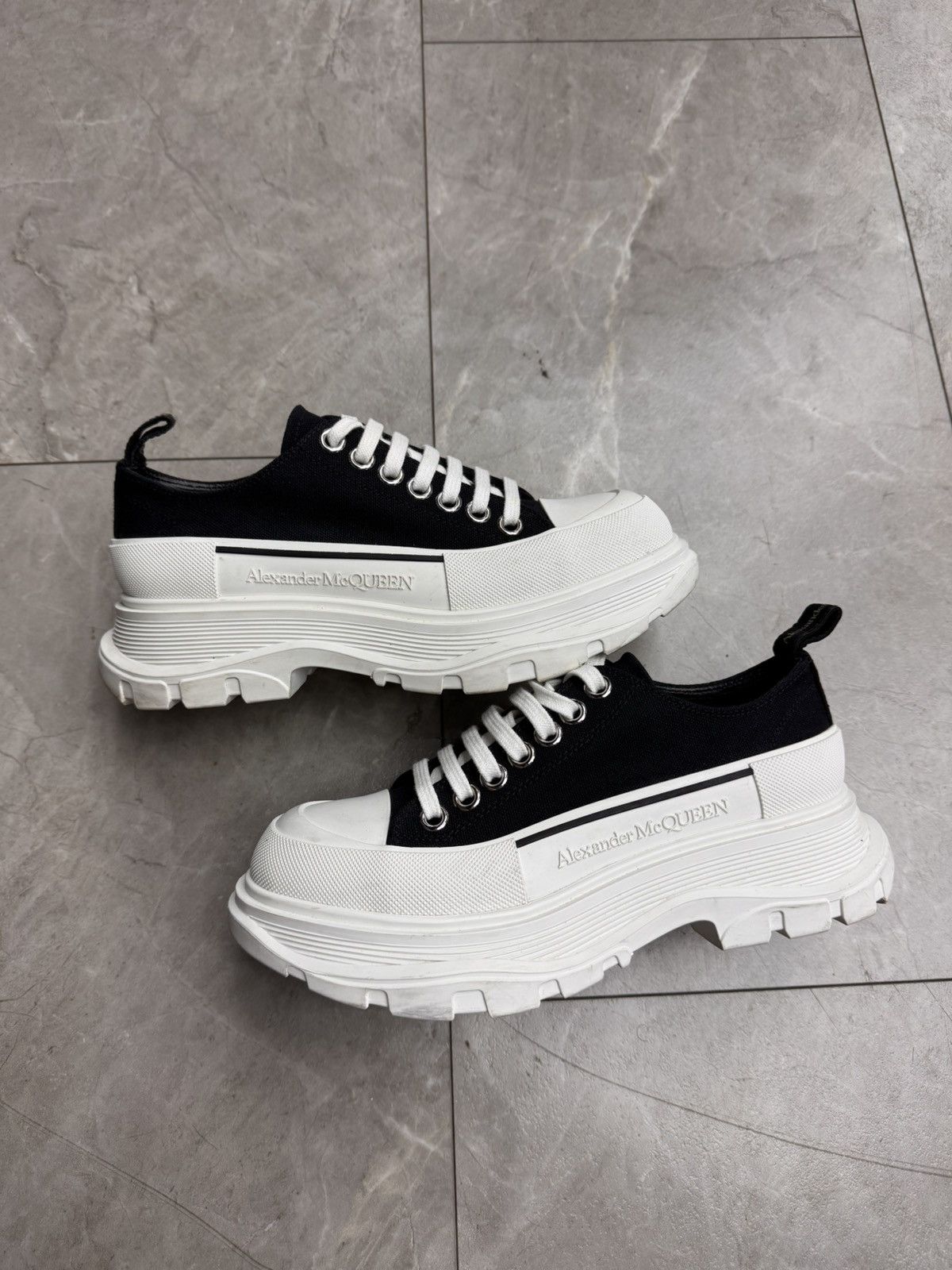 Alexander McQueen Alexander McQueen Tread Slick Low Lace Up Black Size US 7 / IT 37 - 1 Thumbnail