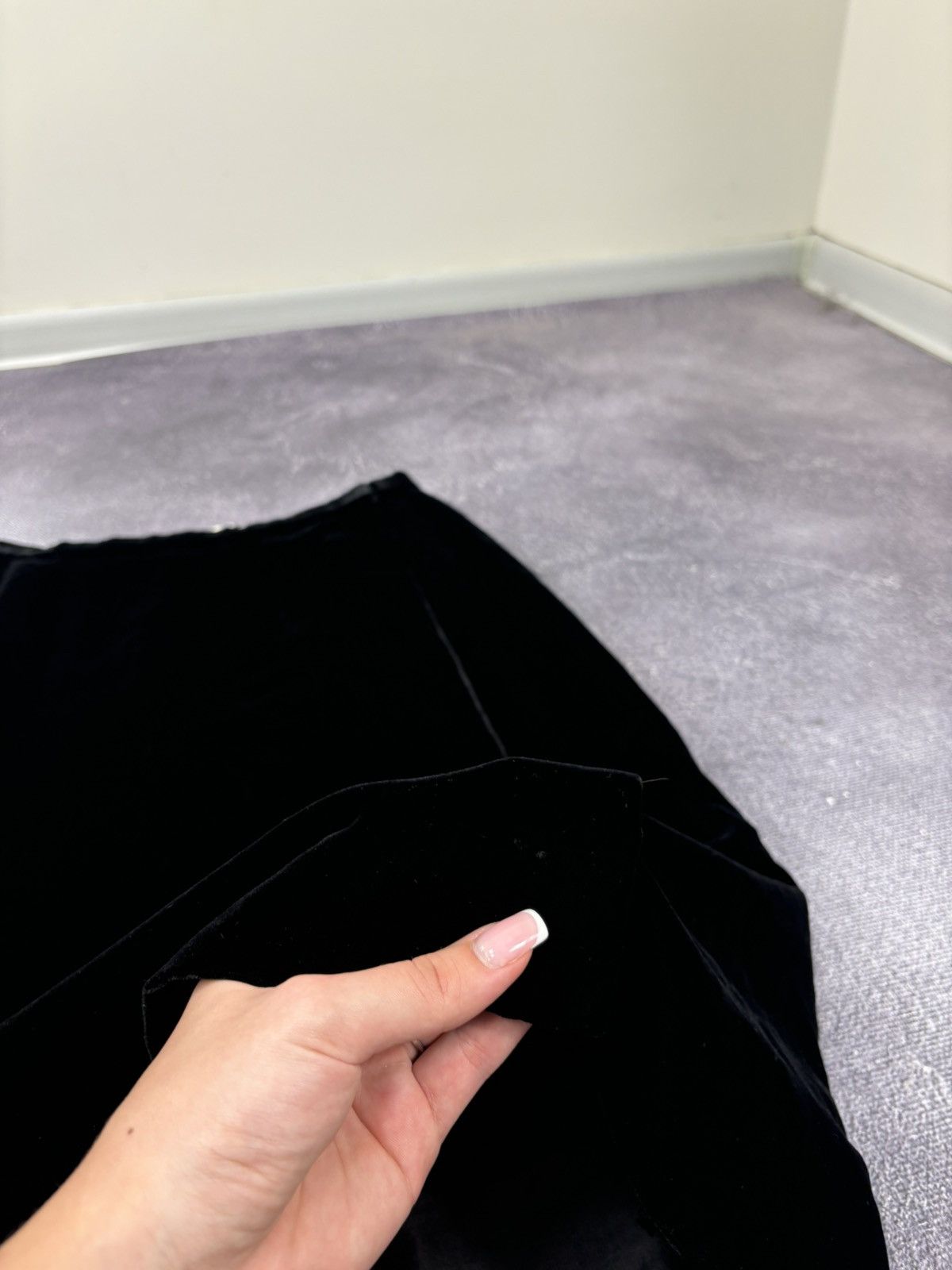 Mila Schon Vintage Mila Schon Due Women’s Rare Velvet Black Midi Skirt Size 30" / US 8 / IT 44 - 4 Thumbnail