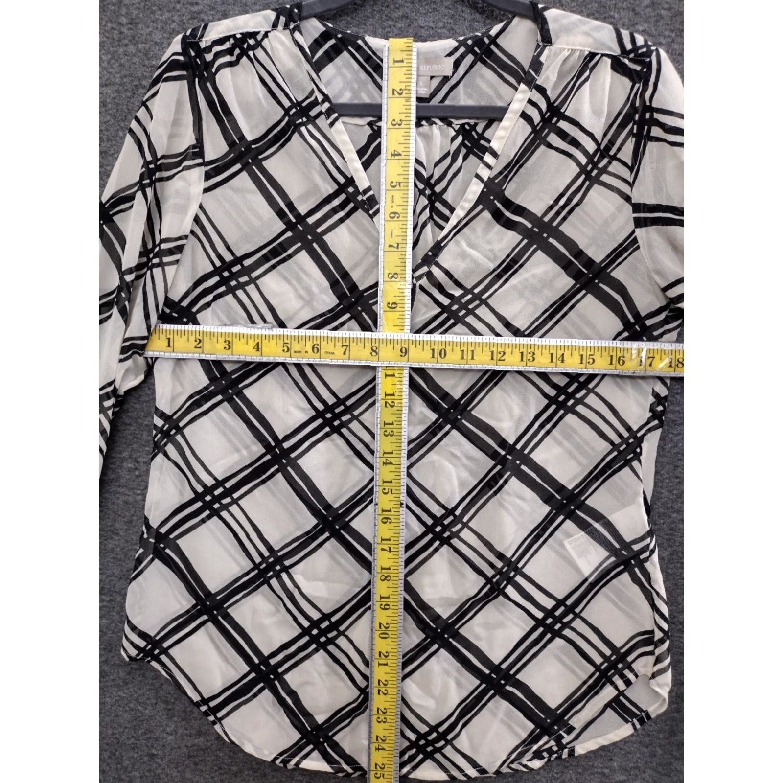 Banana Republic Banana Republic Blouse Shirt Striped V-Neck S Black/White Sheer Long Sleeve Classic/Fitted Size S Womens 90s Designer Pattern Criss Cross Size S / US 4 / IT 40 - 4 Thumbnail