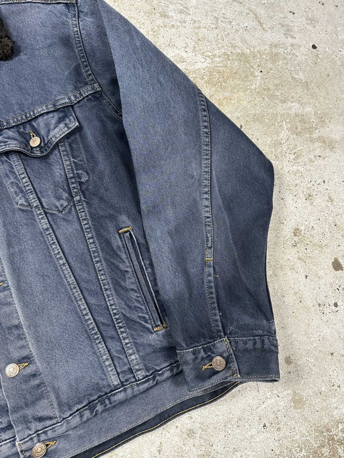 Levi's Vintage 1996 Levi’s Faded Sherpa Collar Denim Jacket Trucker Size US XL / EU 56 / 4 - 4 Thumbnail