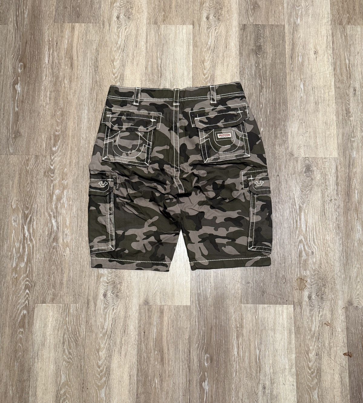 True Religion True Religion Camo Cargo Shorts Size US 29 - 2 Thumbnail