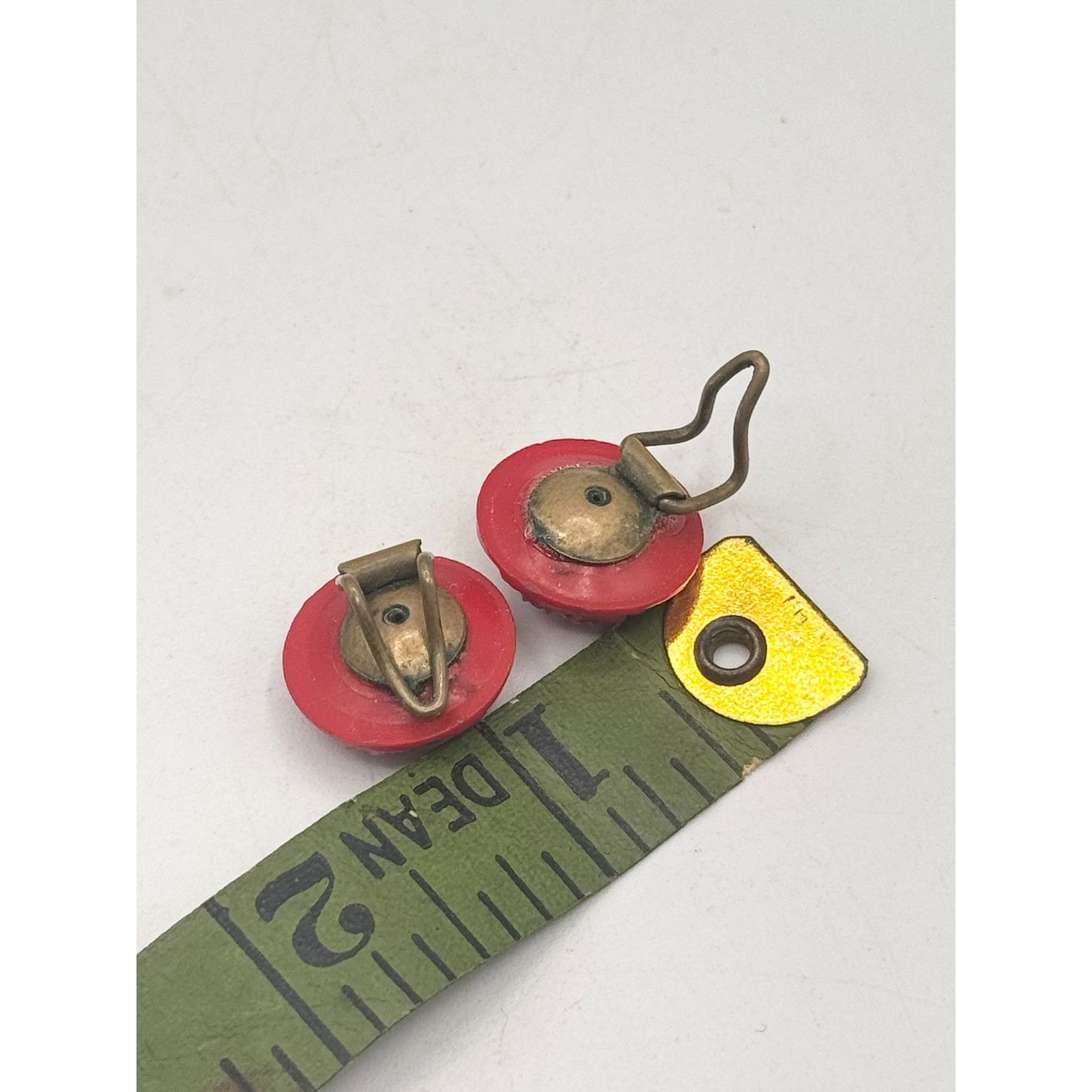 Vintage Vintage red floral molded plastic stud earrings Size ONE SIZE - 4 Thumbnail