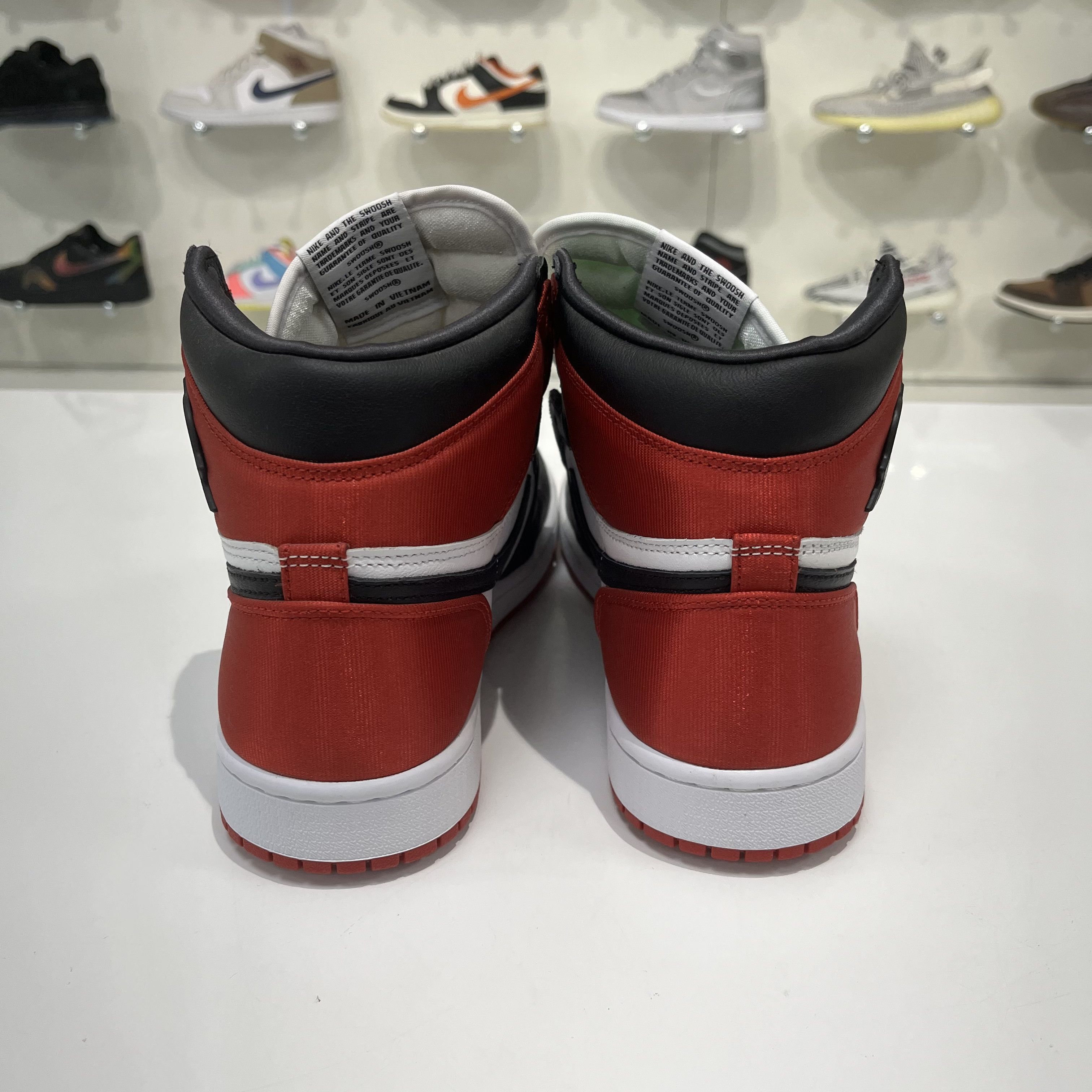 Nike Air Jordan 1 Retr High Satin Black Toe (W) Size US 10 / IT 40 - 3 Thumbnail