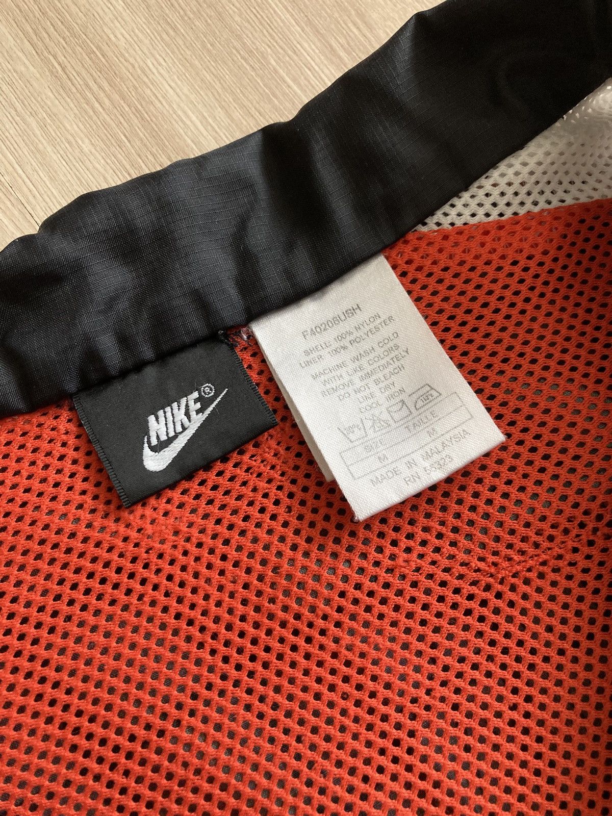 Vintage Vintage Nike Big Logo Nylon Light Jacket 90s Size US M / EU 48-50 / 2 - 14 Thumbnail