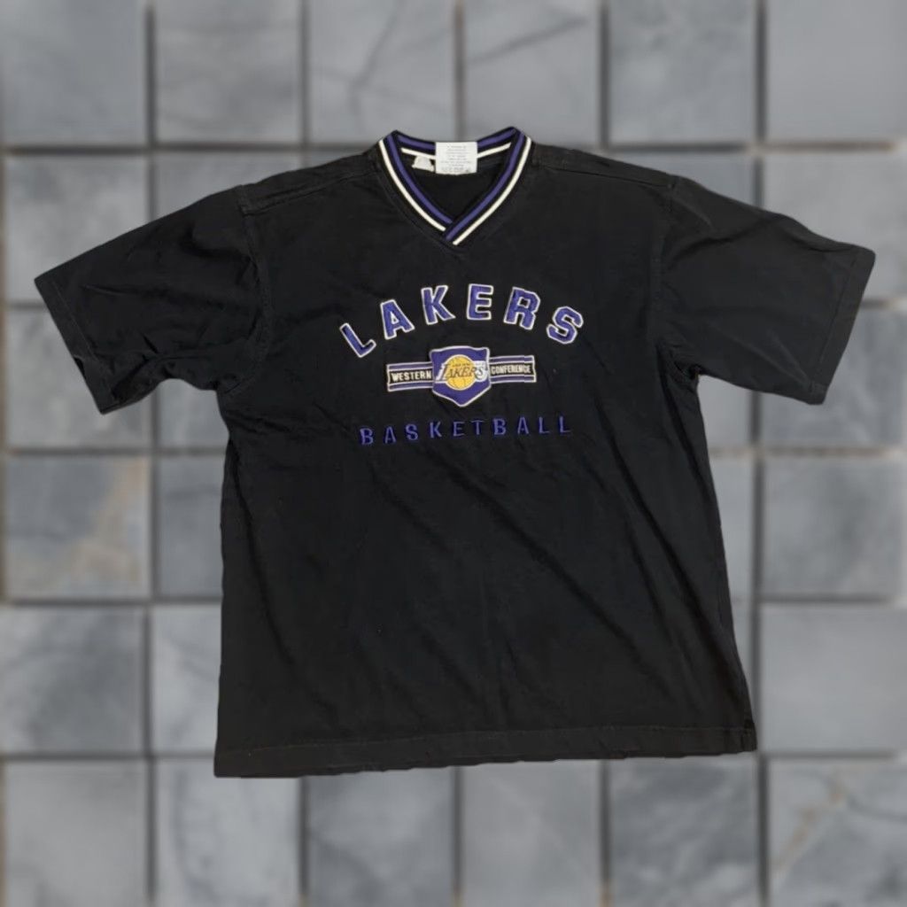 Lee VINTAGE Lee Sport Black T-Shirt Los Angeles Lakers V-Neck Men’s Large 22x27 NBA Graphic Print 90s Sports Fans Mens Size US L / EU 52-54 / 3 - 1 Thumbnail