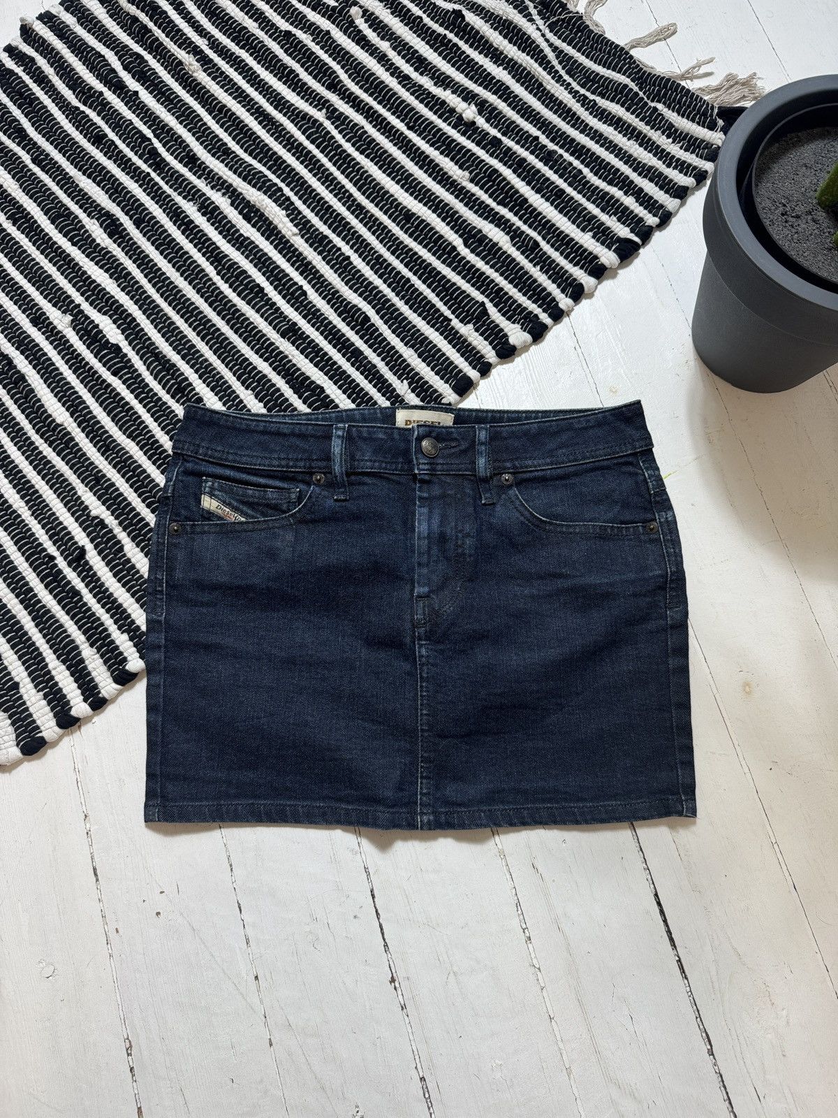 Diesel VINTAGE DIESEL 2000s MINI DENIM SKIRT Size 28" / US 6 / IT 42 - 4 Thumbnail