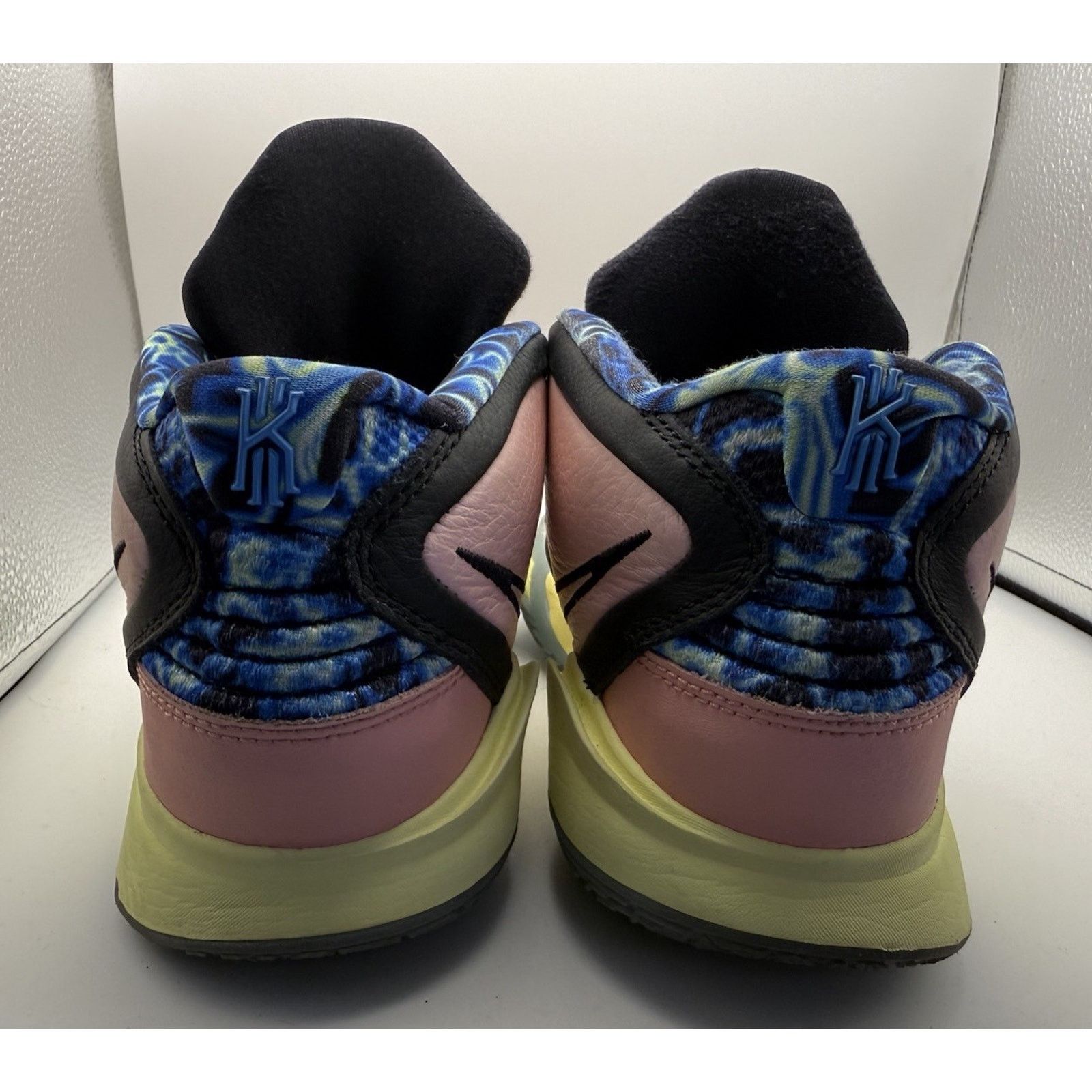Nike Size 9 - Nike Kyrie Infinity Mid Valentine's Day Size US 9 / EU 42 - 3 Thumbnail