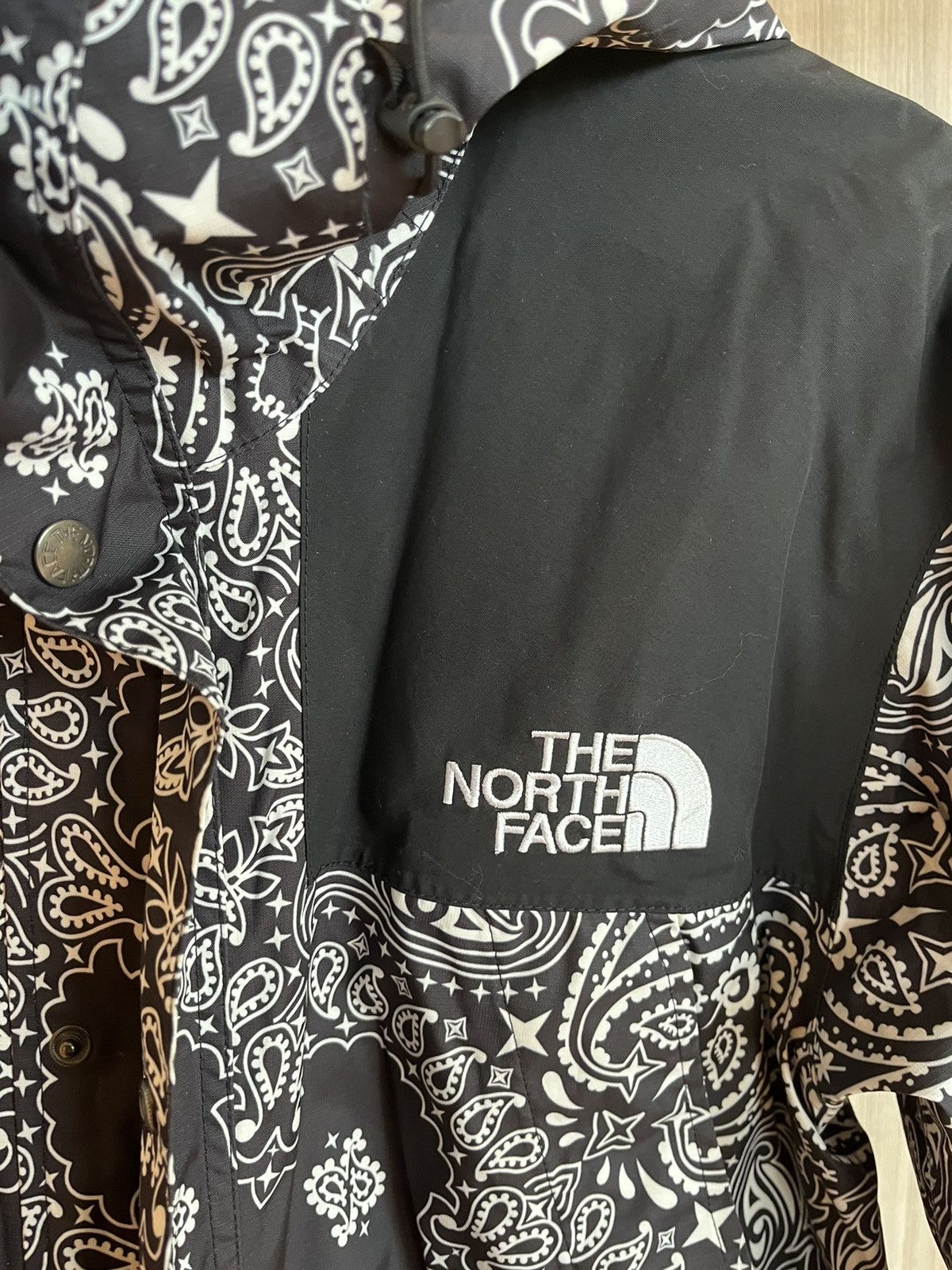Supreme × The North Face Supreme x TNF Black Bandana Mountain Jacket Size US L / EU 52-54 / 3 - 3 Thumbnail