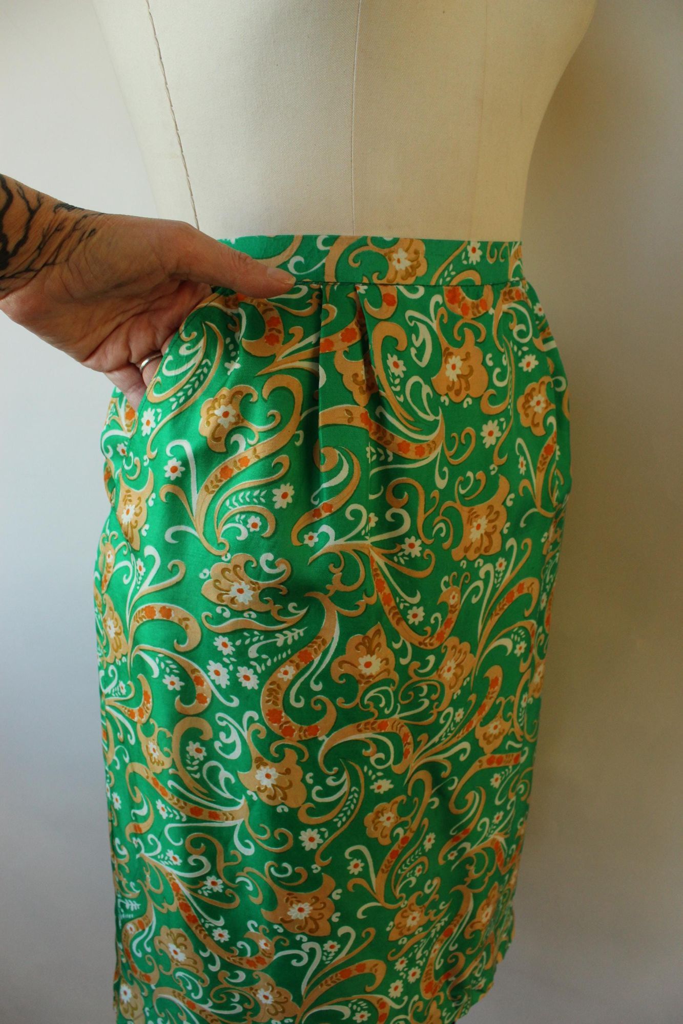 Vintage Vintage 1960s Suit, Green and Gold Silk Jacket and Skirt wit Size M / US 6-8 / IT 42-44 - 3 Thumbnail