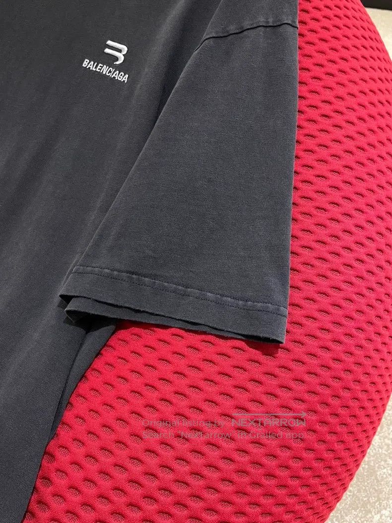Balenciaga Balenciaga Double Hook Embroidery Logo Crew Neck Short Sle Size US S / EU 44-46 / 1 - 7 Thumbnail