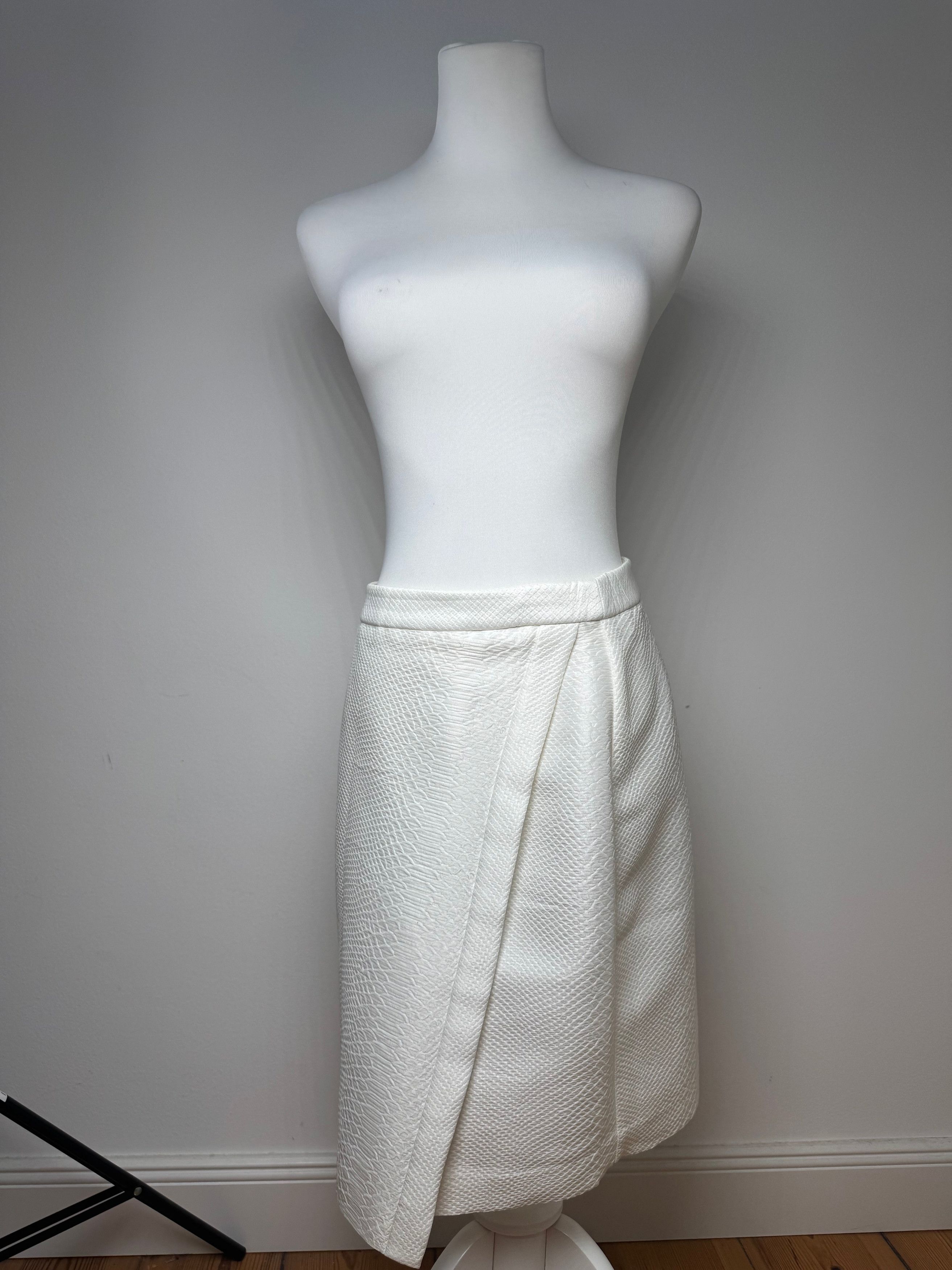 Giorgio Armani Vintage Armani Snake Skirt White Size 27" / US 4 / IT 40 - 1 Thumbnail