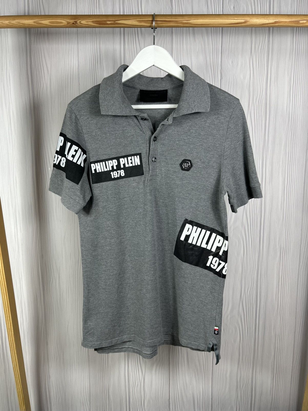 Philipp Plein Philipp Plein 1978 Gray Logo Patch Polo Shirt Size S Size US S / EU 44-46 / 1 - 1 Thumbnail