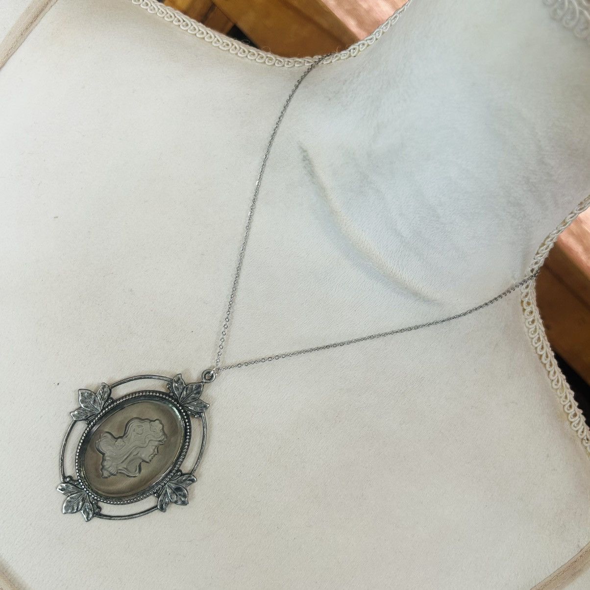 Vintage Vintage intaglio glass cameo on chain necklace Size ONE SIZE - 2 Thumbnail