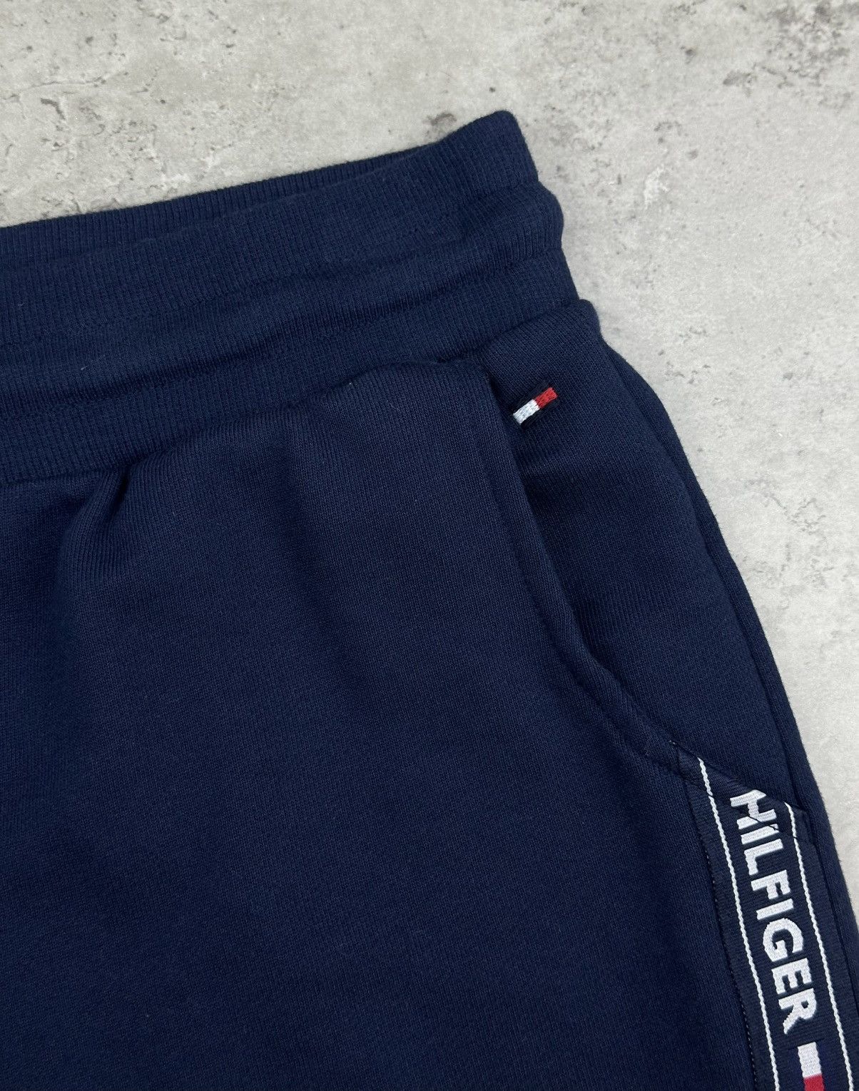 Tommy Hilfiger Tommy Hilfiger Men's Navy blue Logo Tape Sweat Shorts Size M Size US 32 / EU 48 - 3 Thumbnail