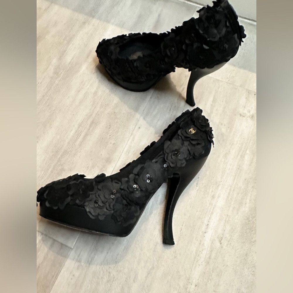 Chanel Beautiful, vintage Chanel camellia flower pumps. ART! Size US 5 / IT 35 - 1 Thumbnail