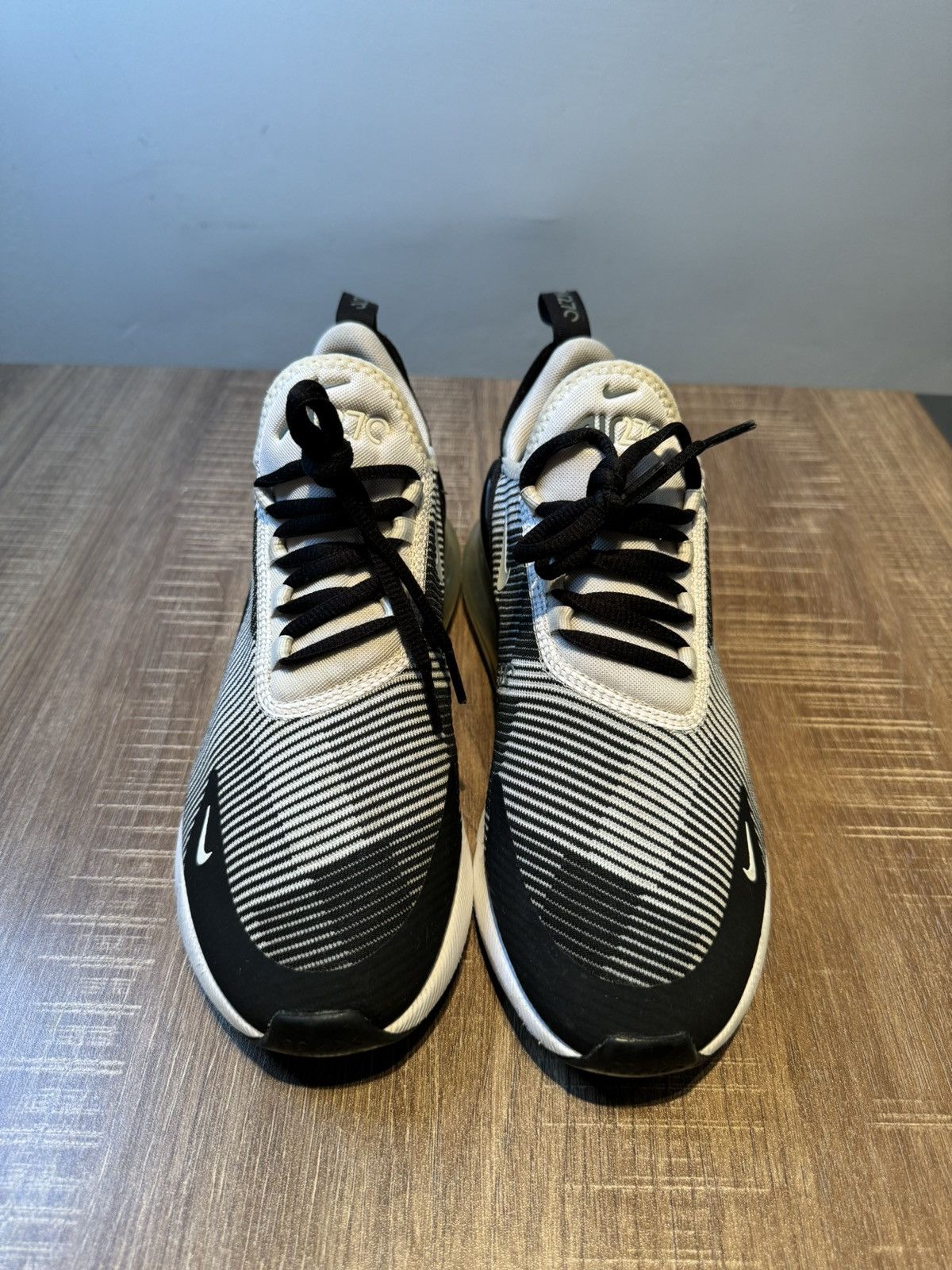 Nike Nike Air Max 270 Sneakers Oreo Low Top 7Y / Women’s Size 8.5 Size US 7 / EU 40 - 3 Thumbnail