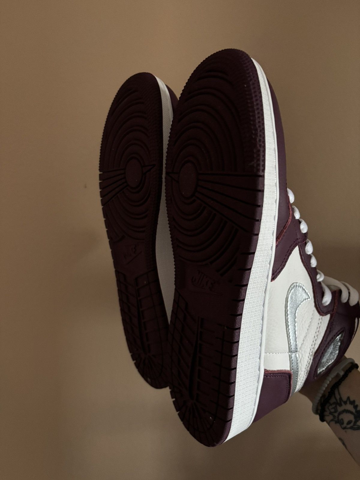 Jordan Brand Air Jordan 1 Retro High OG GS ‘Bordeaux' Size US 6.5 / EU 39-40 - 5 Thumbnail