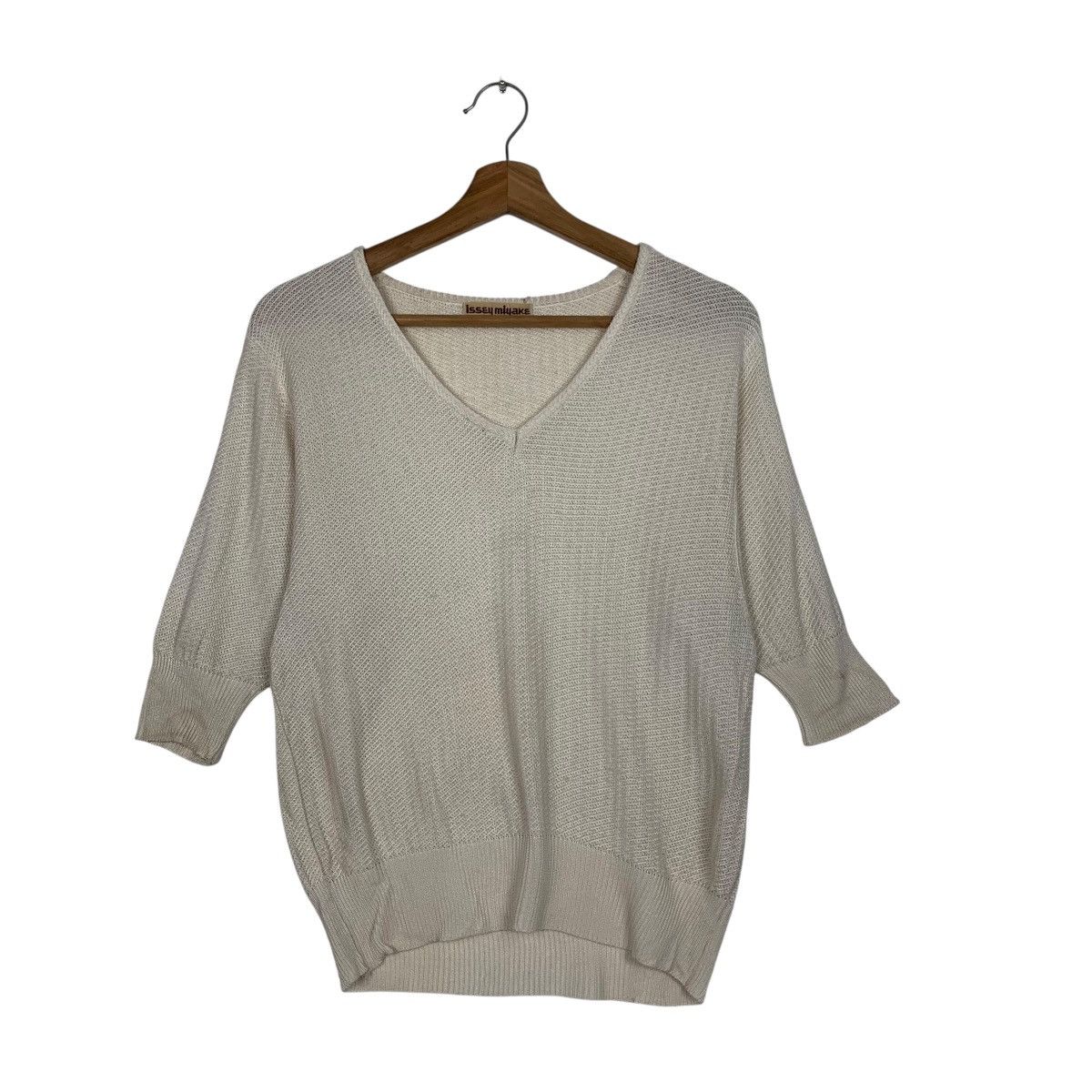 Issey Miyake Vintage ISSEY MIYAKE Short Sleeve V Neck Knitwear #3557-C162 Size US S / EU 44-46 / 1 - 1 Thumbnail
