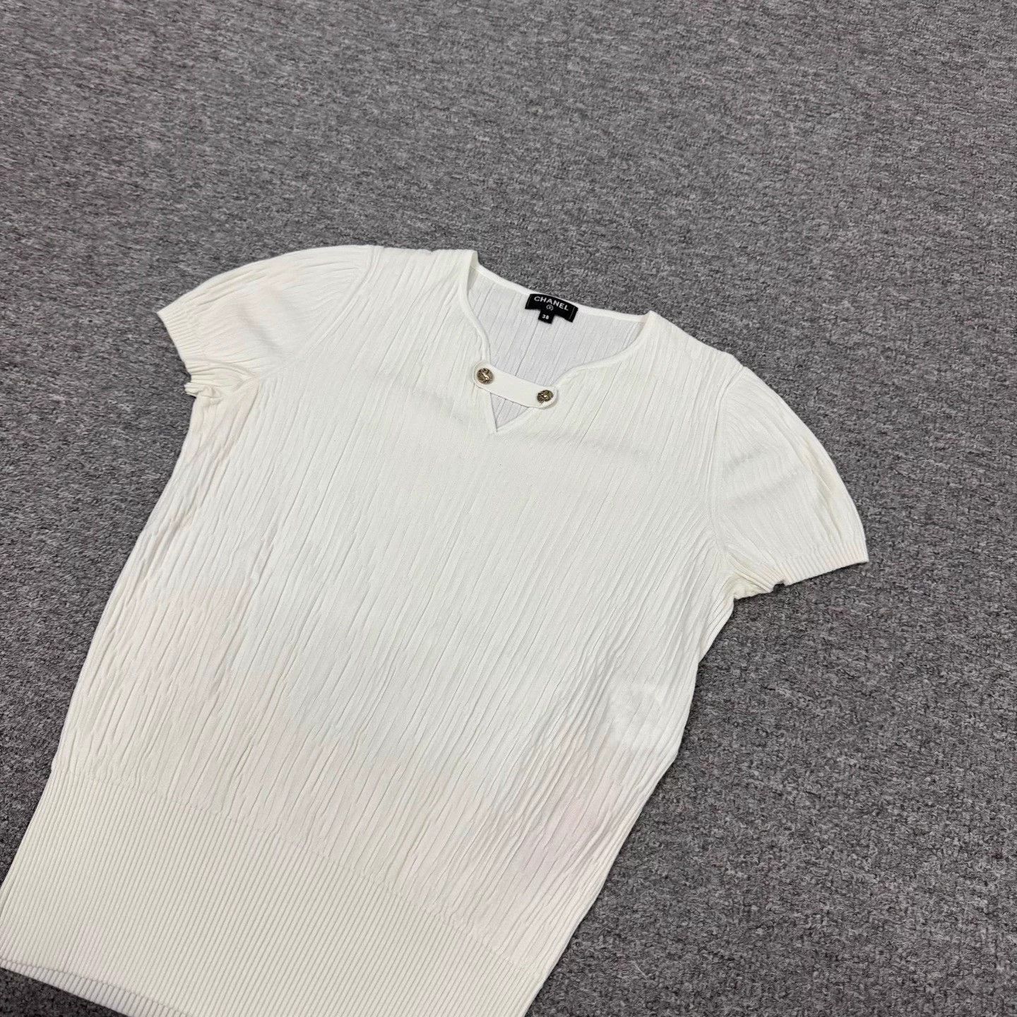 Chanel Chanel V-neck gold CC short-sleeve top EUR38 99new Size S / US 4 / IT 40 - 3 Thumbnail