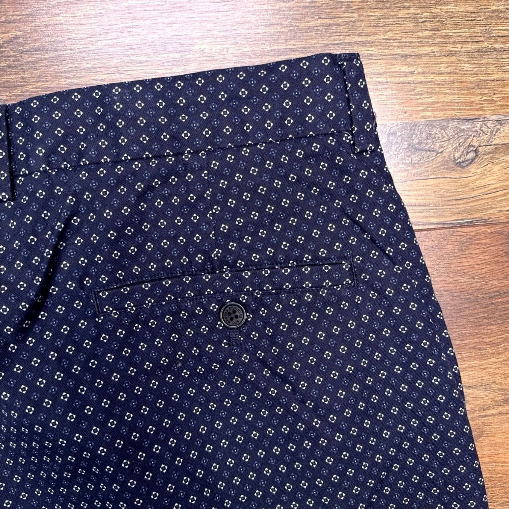 Brooks Brothers Brooks Brothers Bermuda Shorts Mens 40 Navy Blue Mid Rise Chino Pocket Geometric Twill Regular Mens Size 40 Blue Preppy Casual Travel 9in Inseam Size US 40 / EU 56 - 6 Thumbnail