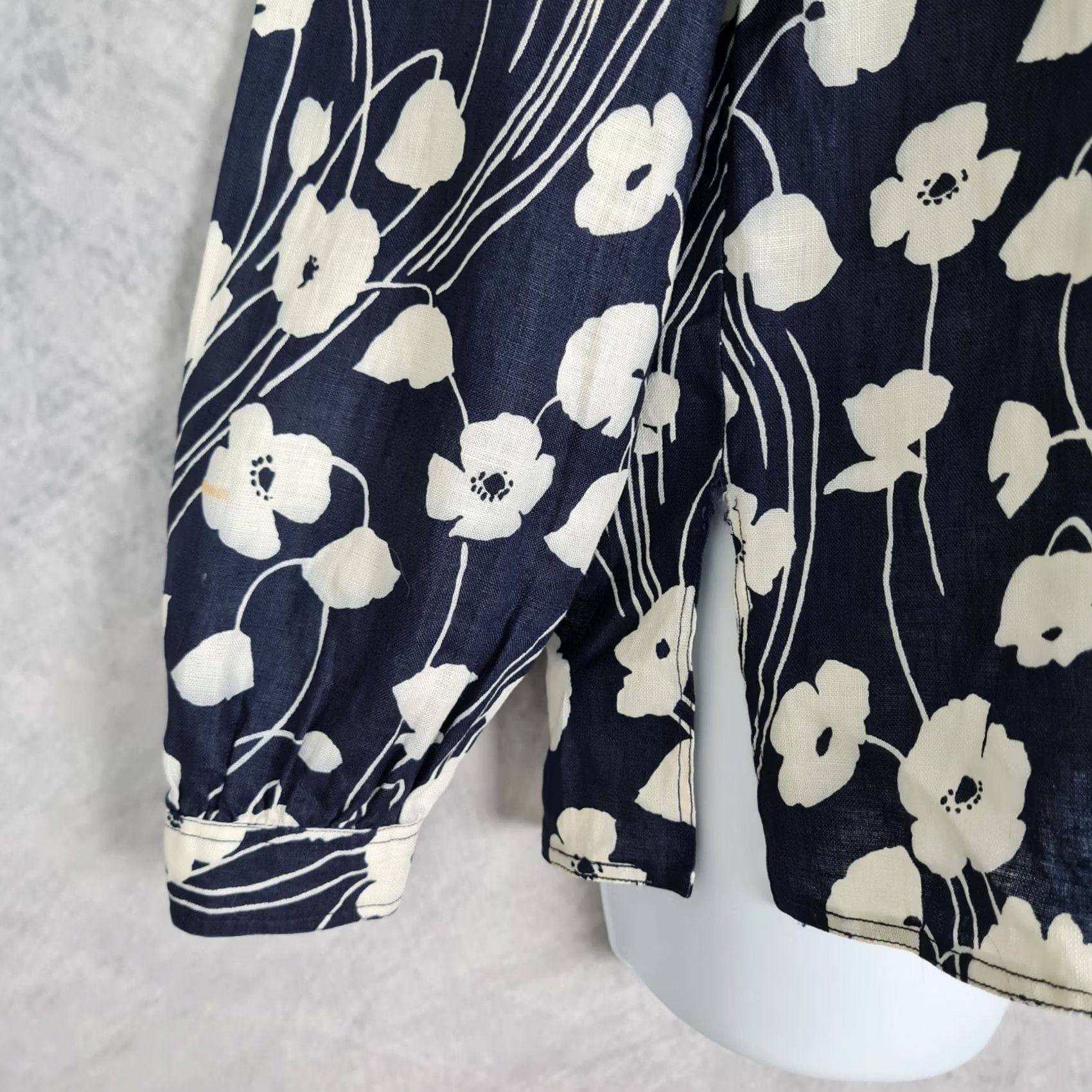 Valentino VINTAGE Valentino Top Womens 42 / US 6 Blue Floral Linen Relaxed Romantic Blouse 100% Linen Size M / US 6-8 / IT 42-44 - 5 Thumbnail