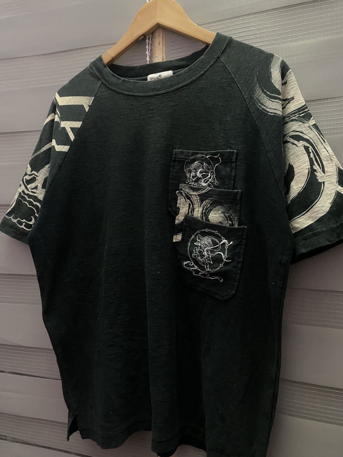 Japanese Brand Vintage Sukajan Tamashi Karakuri Embroided Multi Pocket Tees Size US L / EU 52-54 / 3 - 2 Thumbnail