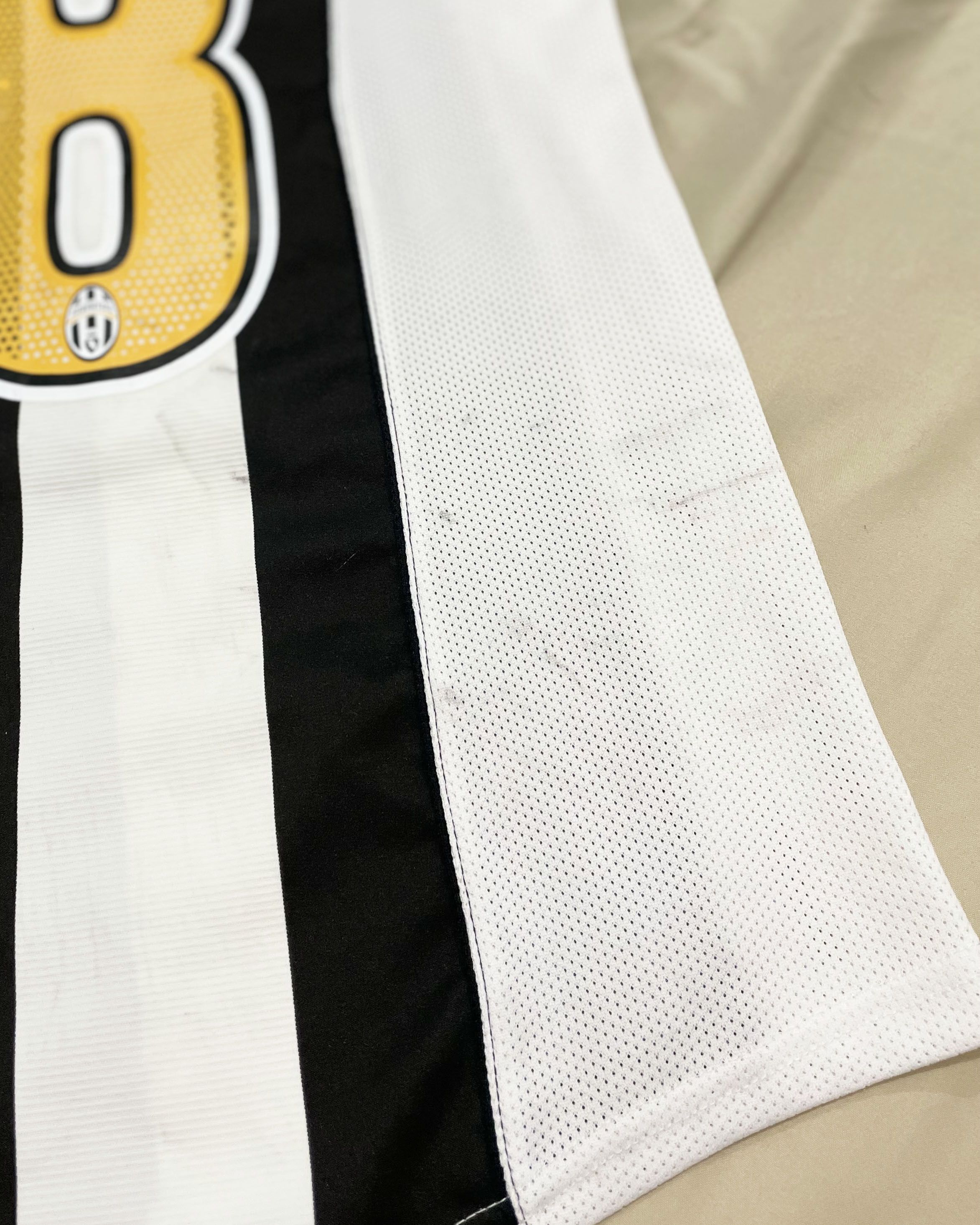 Nike Juventus Home Kit 2004 2005 Jersey Size US M / EU 48-50 / 2 - 9 Thumbnail