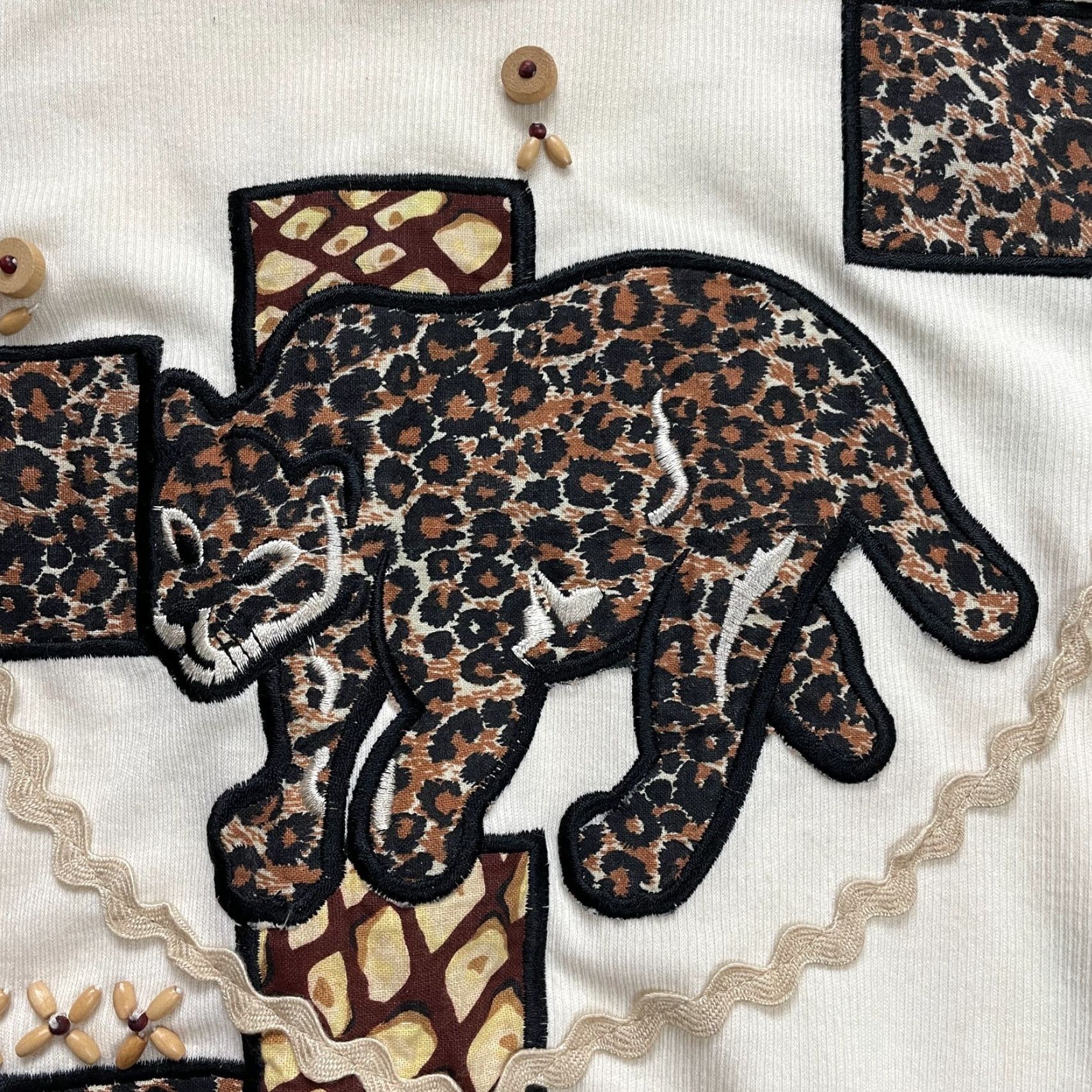 Vintage Alfred Dunner Sweatshirt Womens Medium Beige Embroidered Leopard Logo Beaded Size M / US 6-8 / IT 42-44 - 3 Thumbnail