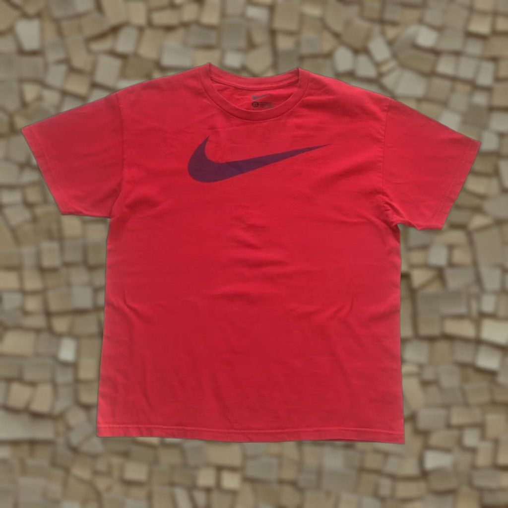 Nike VINTAGE NIKE SPORTSWEAR T-Shirt XL Red 100% Cotton Graphic Big Swoosh Retro Y2K Men’s Shirt Size US XL / EU 56 / 4 - 1 Thumbnail