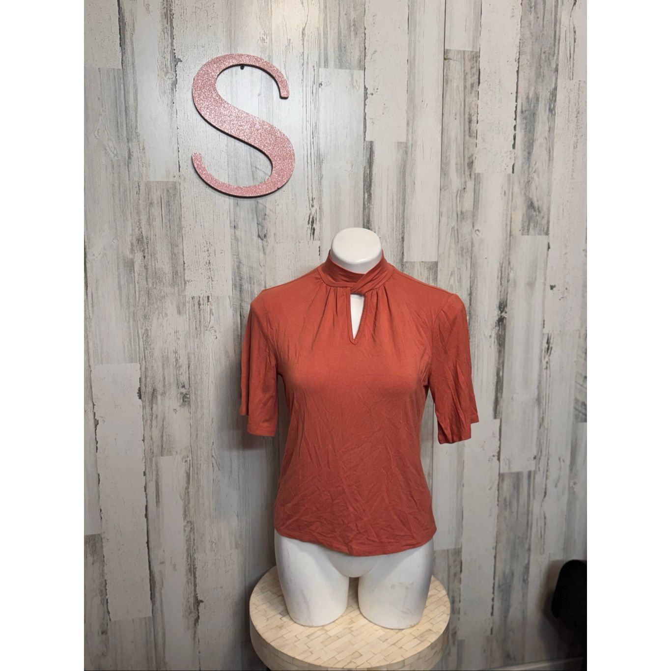 Other Tahari Rust Mock Neck Keyhole Blouse | Soft Stretchy Short Sleeve Top Size Small Size S / US 4 / IT 40 - 1 Thumbnail