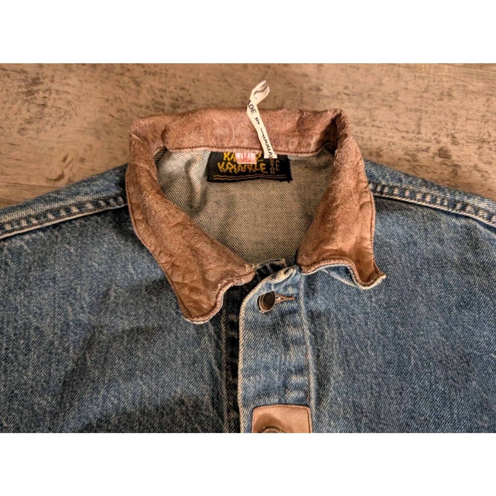 Denime VINTAGE Krazy Krinkle Denim Jean Jacket Mens Medium 43 Blue Leather Collar 80s Casual Workwear Mens Size US 31 - 2 Thumbnail