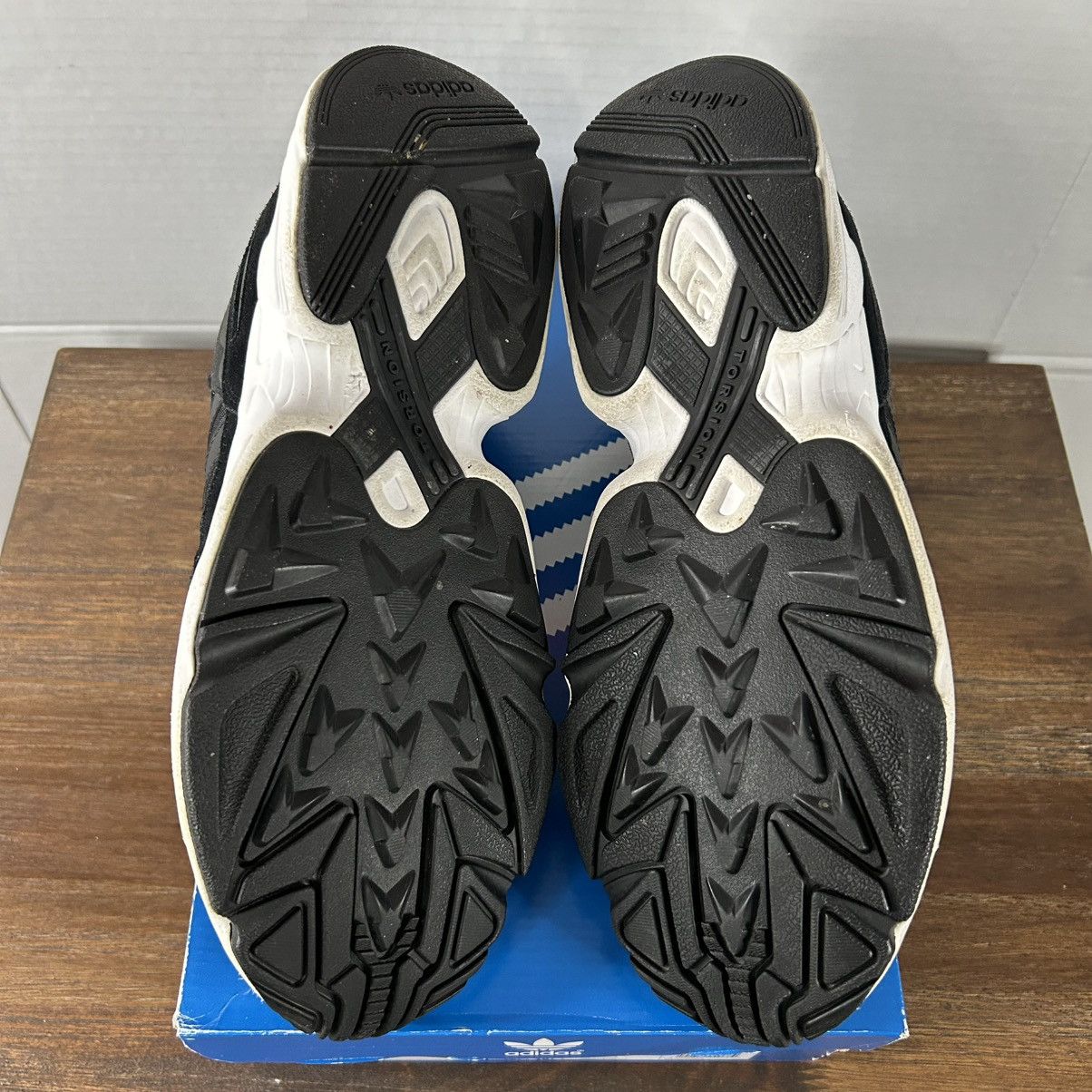 Adidas Adidas Men's Black and White Yung-96 Sneakers Size M11 Size US 11 / EU 44 - 5 Thumbnail