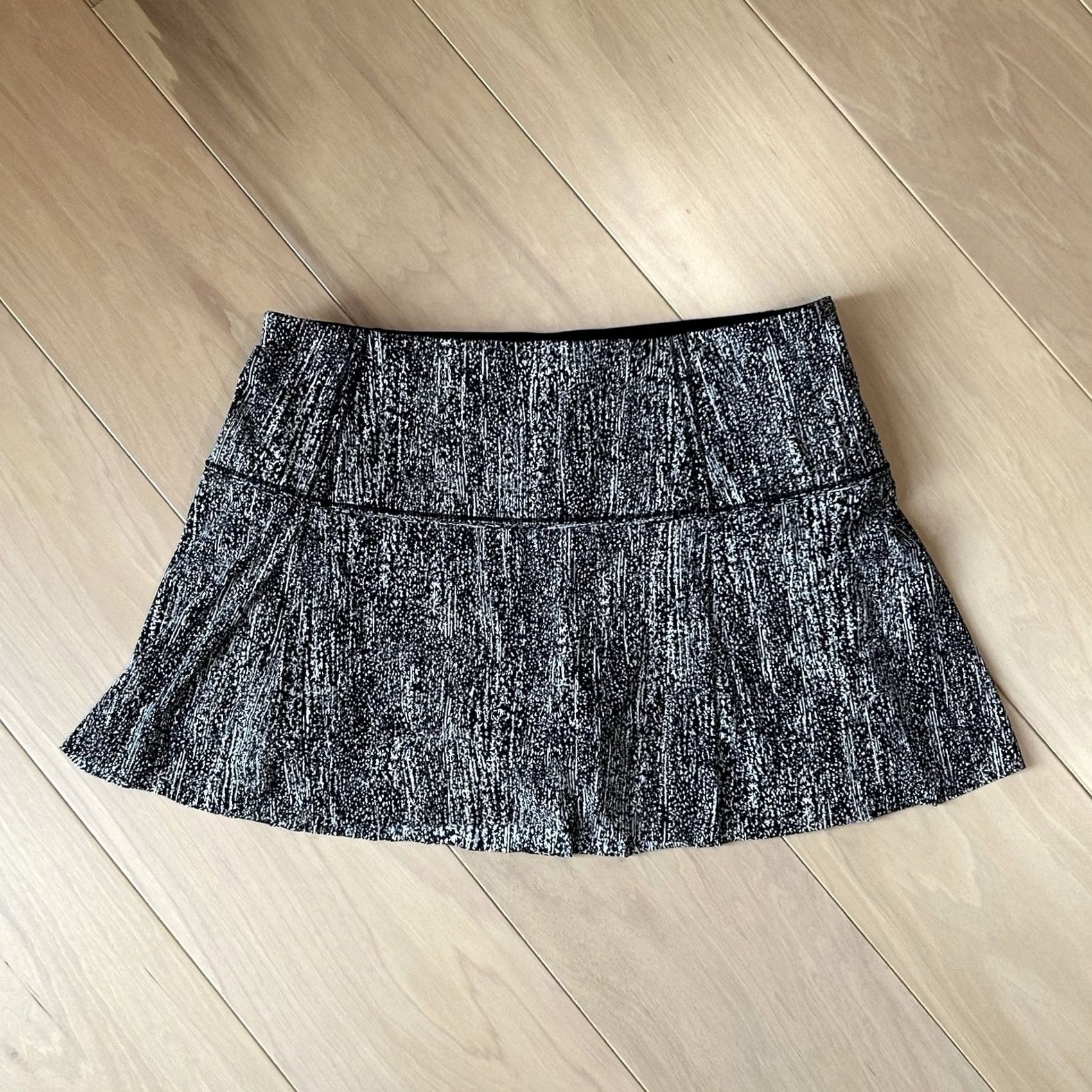 Lululemon Lululemon Lost in Pace Skirt Air Time White Black Women’s 10 Athletic Pockets Short Geometric Urban Athleisure 33-36 Waist Mens? Womens? Size 32" / US 10 / IT 46 - 2 Thumbnail