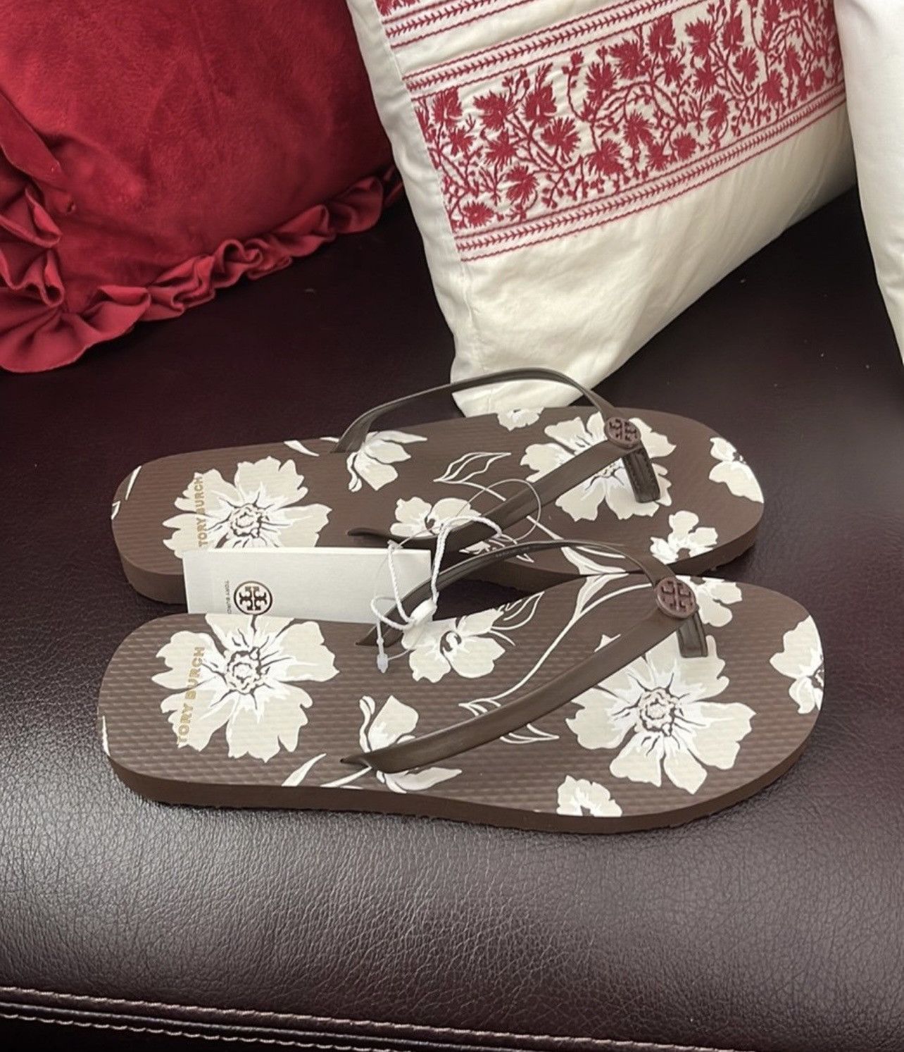 Tory Burch Tory Burch flip flop leather top straps in size 8 Size US 8 / IT 38 - 2 Thumbnail