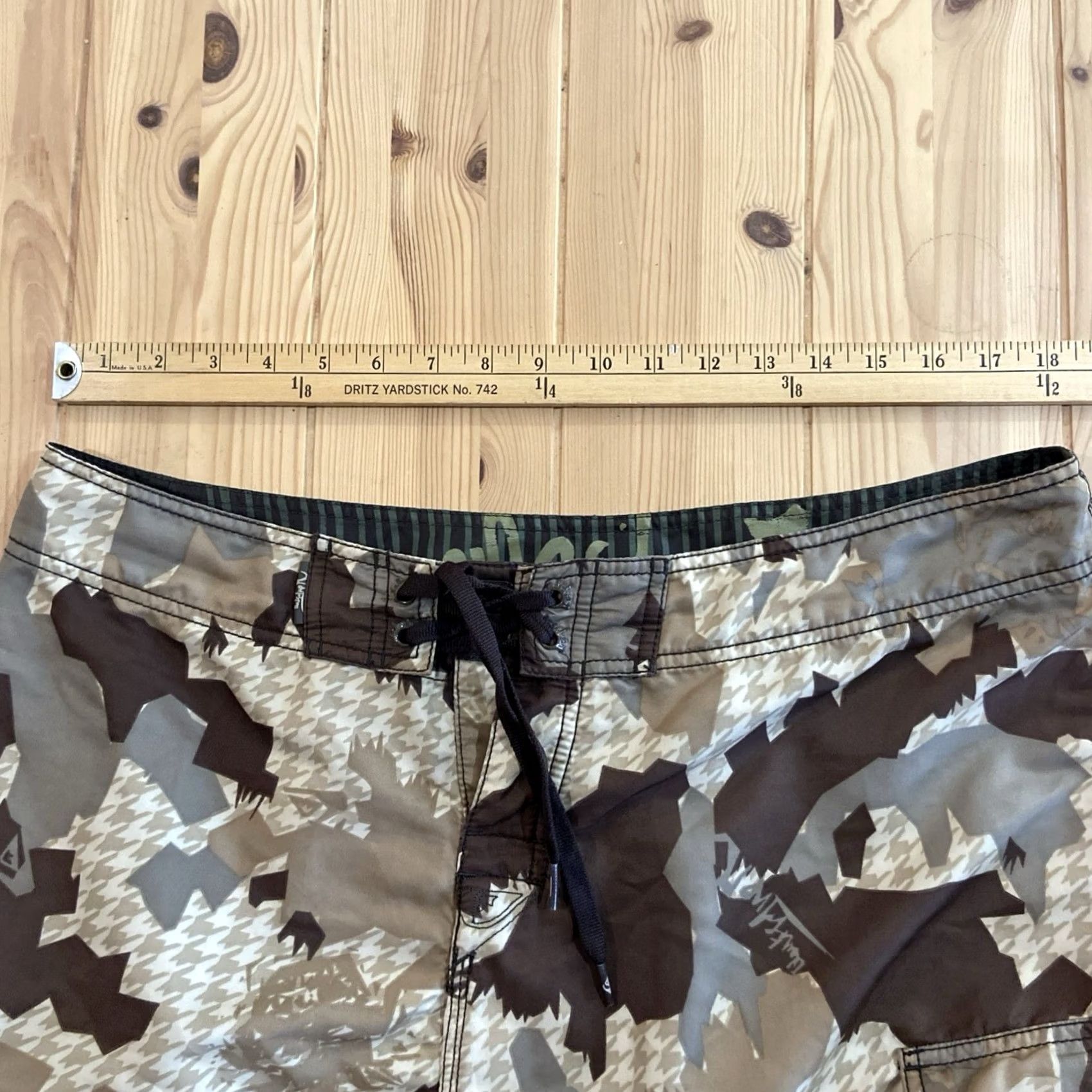 Quiksilver VINTAGE Quiksilver Board Shorts Mens 38 Brown Geometric Houndstooth Surf Swim Trunks Baggy Style Pockets Drawstring 90s Y2K Beach Retro Size US 38 / EU 54 - 4 Thumbnail