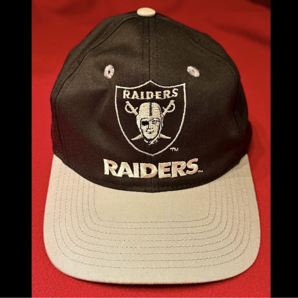 Vintage VINTAGE 1990s OAKLAND LA RAIDERS BASEBALL CAP SNAPBACK Size ONE SIZE - 1 Thumbnail
