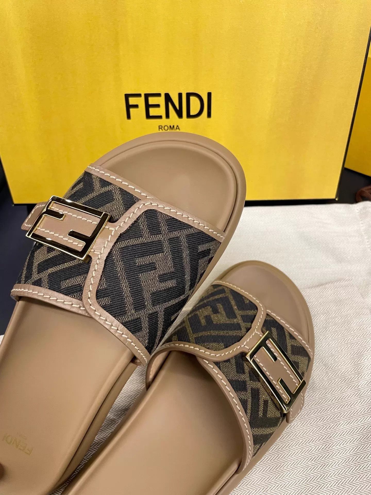 Fendi FENDI FF Logo Wide Strap Soft Flat Slide Sandal 39.5 Size US 9 / IT 39 - 5 Thumbnail