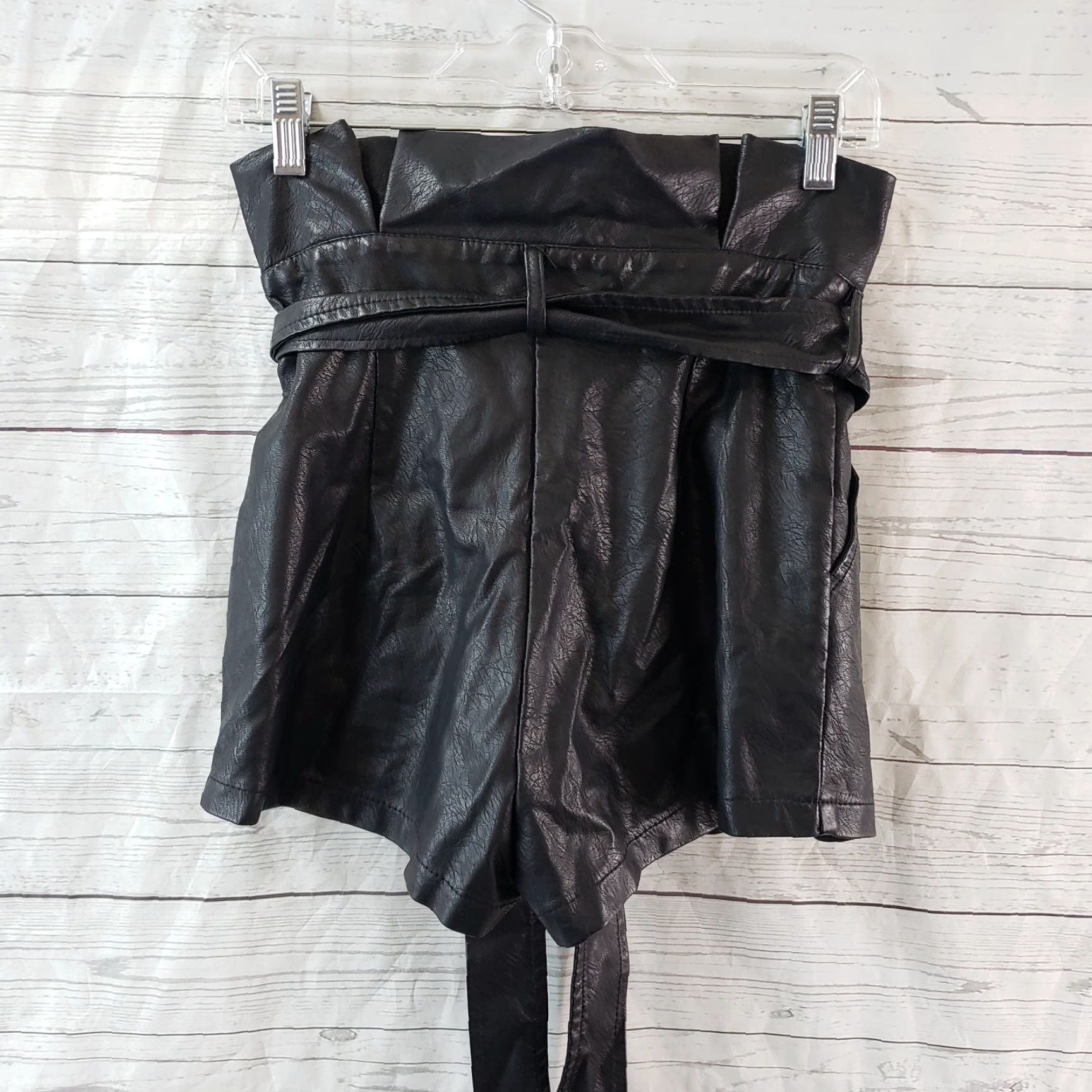 Vintage Venti6 Womens High Rise Faux Leather Paperbag Waist Shorts Sz Small Black Size 28" / US 6 / IT 42 - 3 Thumbnail